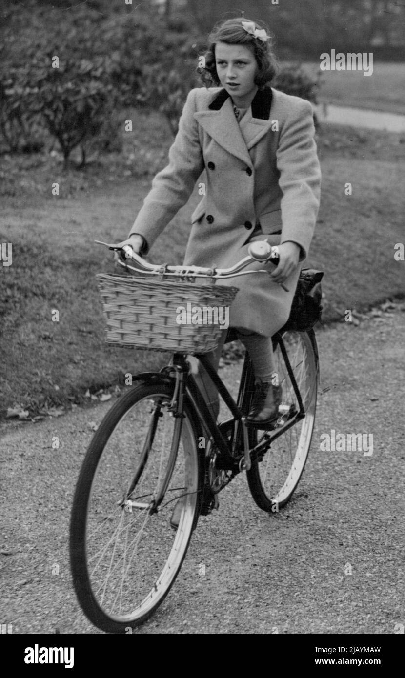 Prinzessin Brautjungfer. Prinzessin Alexandra von Kent, die im nächsten Monat 11 Jahre alt wird. Kürzlich auf dem Gelände ihres Hauses in den Coppins, Iver, Bucks fotografiert. Sie wird eine der acht Brautjungfern bei der Hochzeit von Prinzessin Elizabeth und Lieut sein. Mountbatten am 20. November. Die 10-jährige Prinzessin ein paar Tage zuvor war sie Brautjungfer bei der Hochzeit von Prinzessin Elizabeth. 08. November 1947. (Foto von Associated Press Ltd.) Stockfoto
