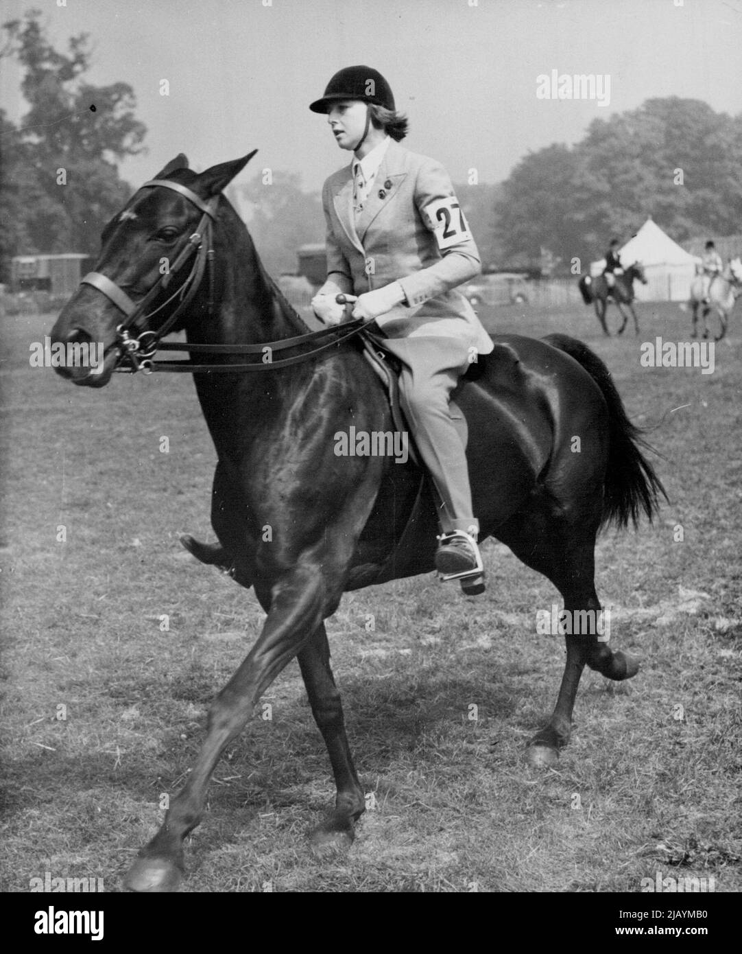 Prinzessin Alexandra tritt bei der Windsor Horse Show an - Prinzessin Alexandra trabelt heute vertrauensvoll in Windsor. Prinzessin Alexandra, 12-jährige Tochter der Herzogin von Kent, war heute (Samstag) auf ihrem Pony auf der Royal Windsor Horse Show, Home Park, Windsor Castle, eine Konkurrentin in der Klasse 27 (Child's Pony). 14.Mai 1949. Stockfoto