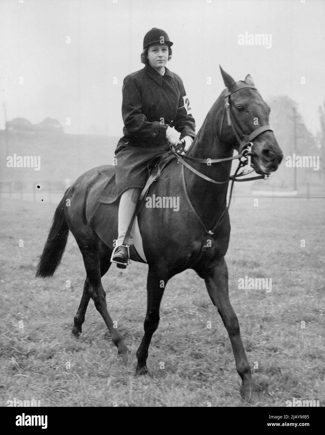Prinzessin Paraden in the Rain -- mit blauem Wasserdichtigkeit über ihre Reitgewohnheit, pariert Prinzessin Alexandra von Kent - Tochter der Herzogin von Kent - ihr Pony vertrauensvoll für die Richter, als sie heute (Samstag) bei der Taplow (Buckinghamshire) Horse Show und Gymkhana antritt. Die Show fand in lokalen Wohltätigkeitsorganisationen statt. 29. April 1950. (Foto von Reuterphoto) Stockfoto