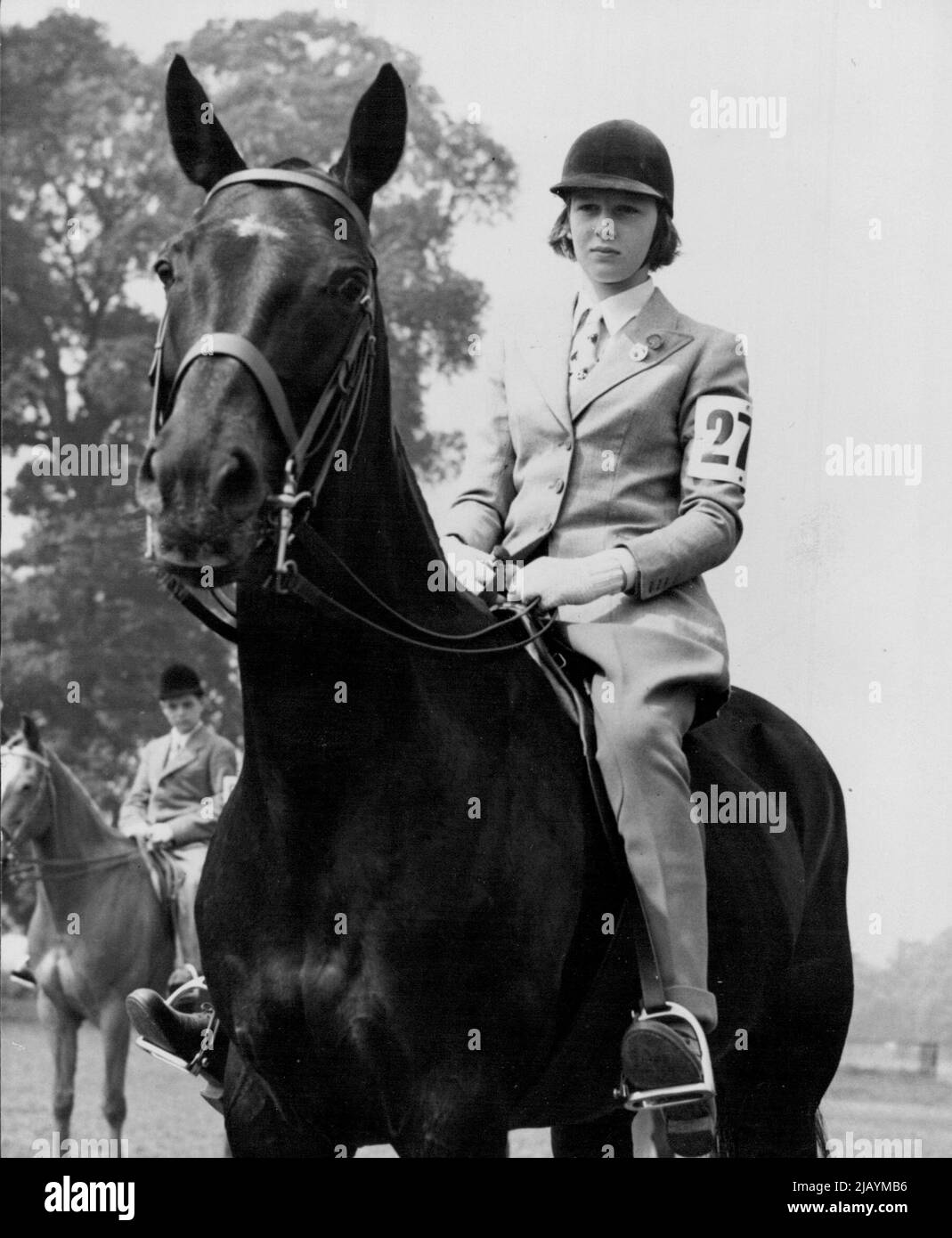 Prinzessin Alexandra im Sattel -- Prinzessin Alexandra, 12-jährige Tochter der Herzogin von Kent, bestieg sich heute (Samstag) vertrauensvoll auf ihrem Pony auf der Royal Windsor Horse Show, Home Park, Windsor Castle, als die Prinzessin in der Klasse 27 (Child's Pony) antrat. 14.Mai 1949. Stockfoto