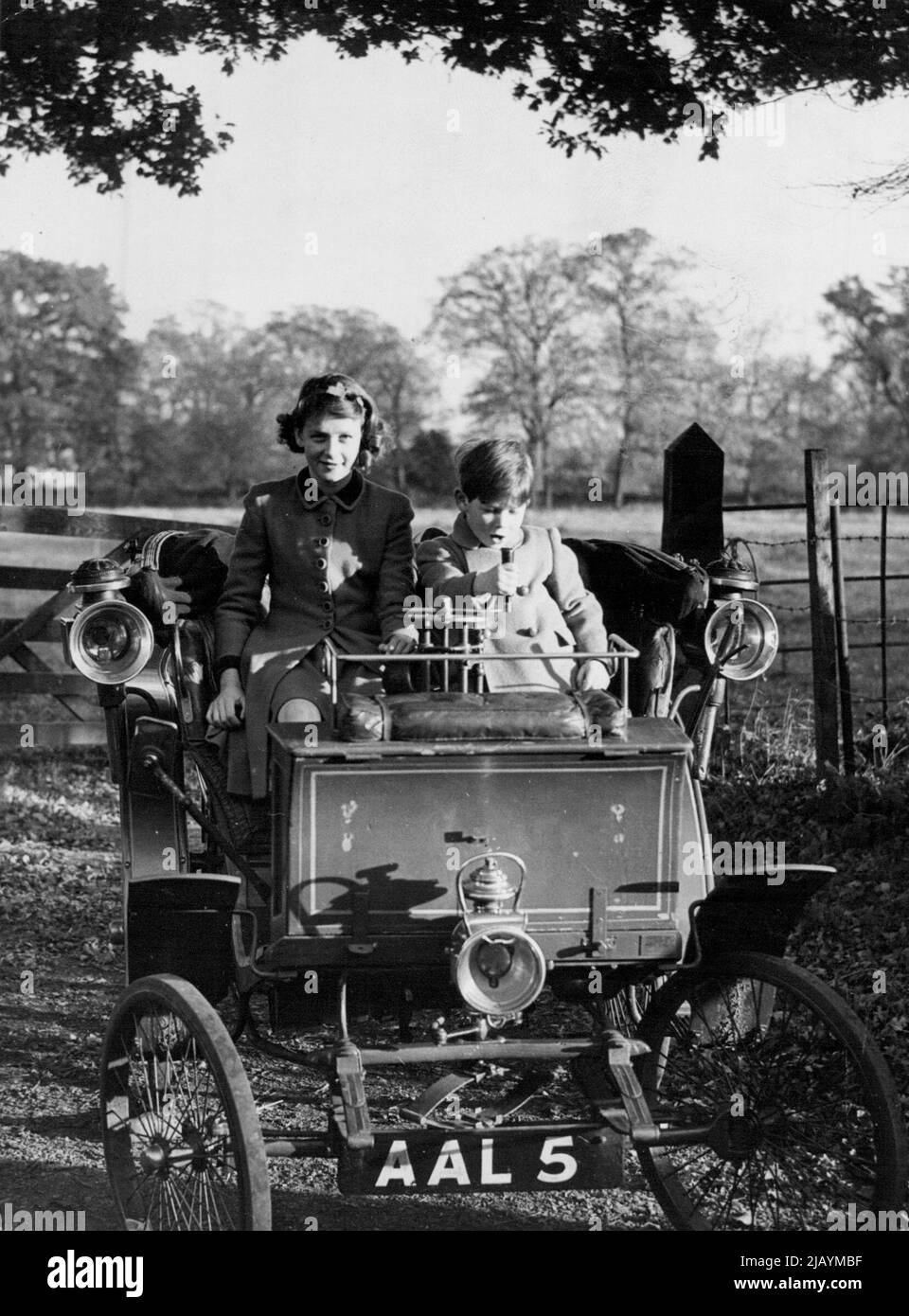 Herzogin von Kents Kindern Probieren Sie einen alten Crock aus -- Prinz Michael nimmt das Steuer eines alten 1899 Benz, mit seiner Schwester Prinzessin Alexandra, als Beifahrerin, in der Nähe ihres Hauses in Coppins, Iver, Bucks. An dem jährlichen königlichen Automobil ***** nahm der Pferdekraftwagen 3½ Teil, an dem die Kinder der Herzogin von Kent interessiert sind Oldtimer-Fahrt von London nach ***** Am Sonntag, den 17. November. Obwohl es immer noch „Spiel“ ist, konnte es den Kurs nicht abschließen. 19. November 1946. (Foto von Associated Press Photo). Stockfoto