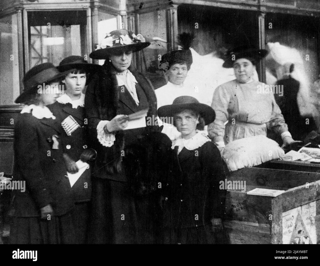 Prinzessin Marina als Mädchen -- Ein Foto, das vor vielen Jahren bei einem Verkauf von Arbeiten in Athen aufgenommen wurde und Prinzessin Helen von Griechenland mit ihren drei Töchtern (R bis L) Prinzessin Marina, Prinzessin Olga und Prinzessin Elizabeth zeigt.28. November 1934. (Foto von Keystone). Stockfoto