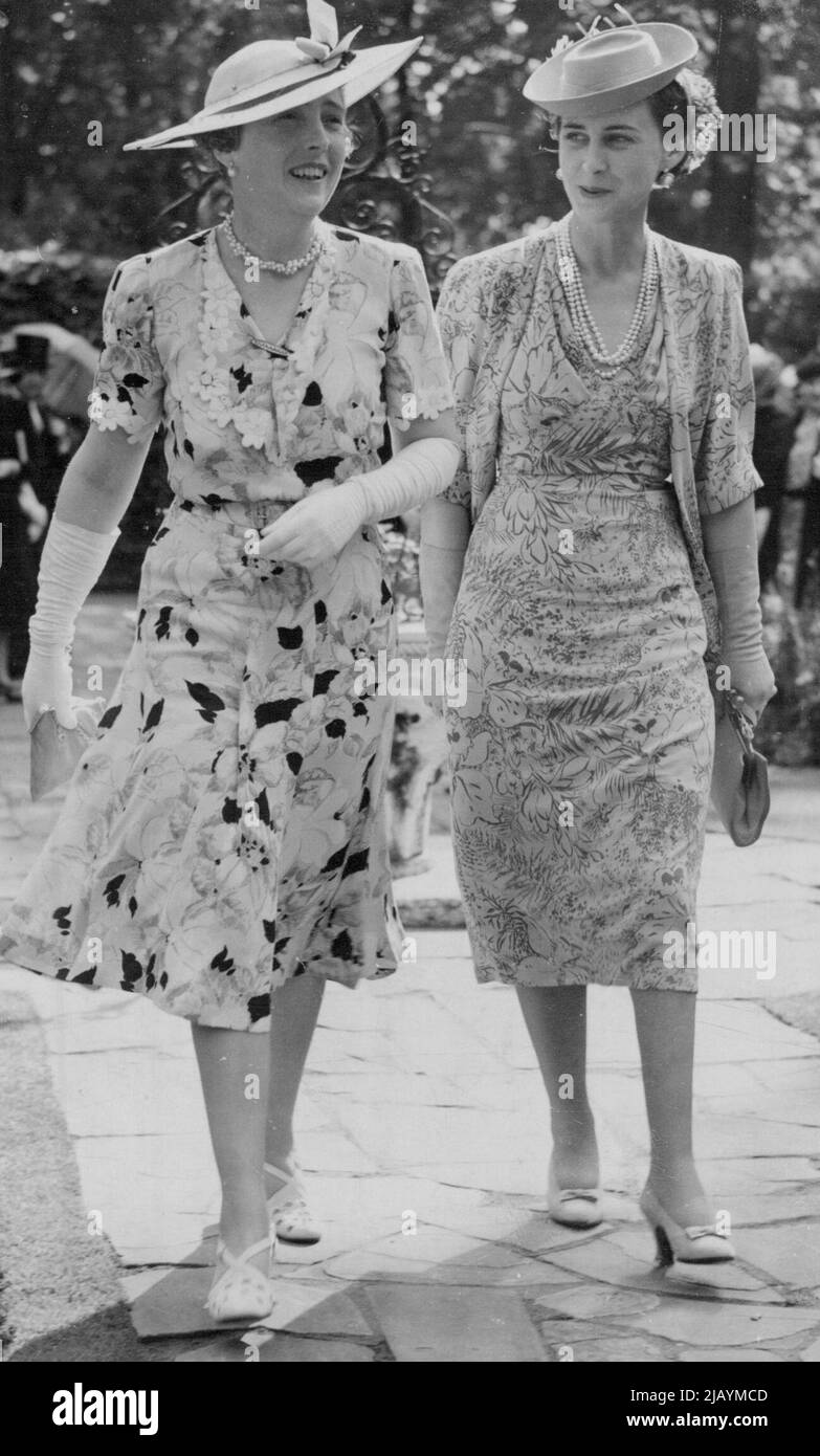 Herzogin von Kent nimmt an der Gartenparty Teil -- die Herzogin von Kent nahm heute Nachmittag an einer Gartenparty Teil, die von Lady Zia Wernher im Someries House, Regent's Park, in Verbindung mit einem Weihnachtsmarkt organisiert wurde, der am 22. November in der Seymour Hall als nächstes zur Unterstützung von ***** abgehalten wird Fonds des Universitätskrankenhauses. Die Herzogin von Kent bei einem Spaziergang mit Lady Zia Wernher bei der Ankunft auf der Party. 4. Juli 1939. (Foto von Keystone). Stockfoto