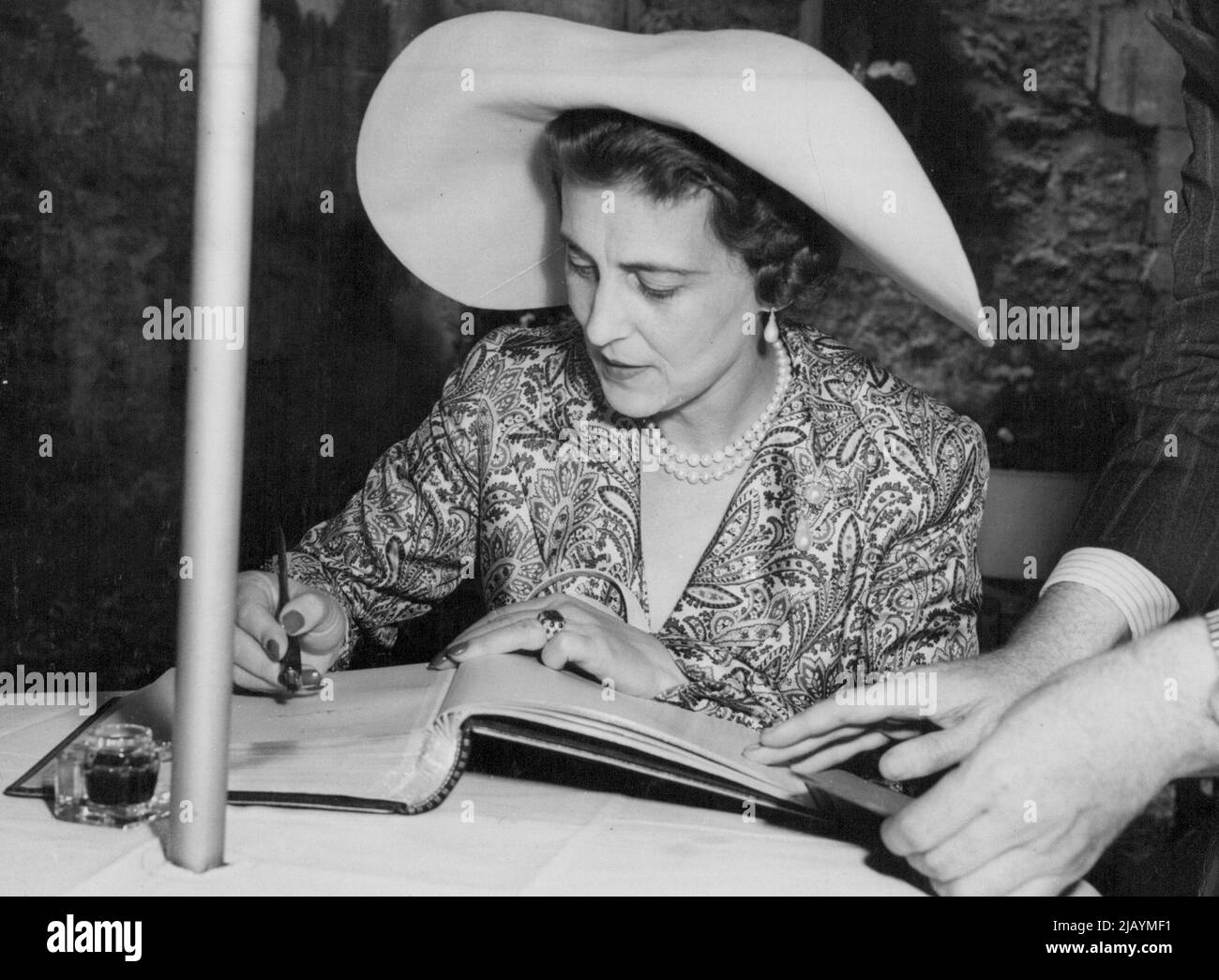 Die Herzogin von Kent signiert im British Hospital, Paris - die Herzogin von Kent signiert das Gästebuch im British Hospital, Paris. Die Herzogin von Kent, die jetzt für einen dreitägigen Aufenthalt in Paris ist, besuchte hier das Hertford British Hospital, bevor sie zu einem Ball zugunsten des Krankenhauses im Pre Catelan ging. 23. Juni 1949. (Foto von Planet News) Stockfoto