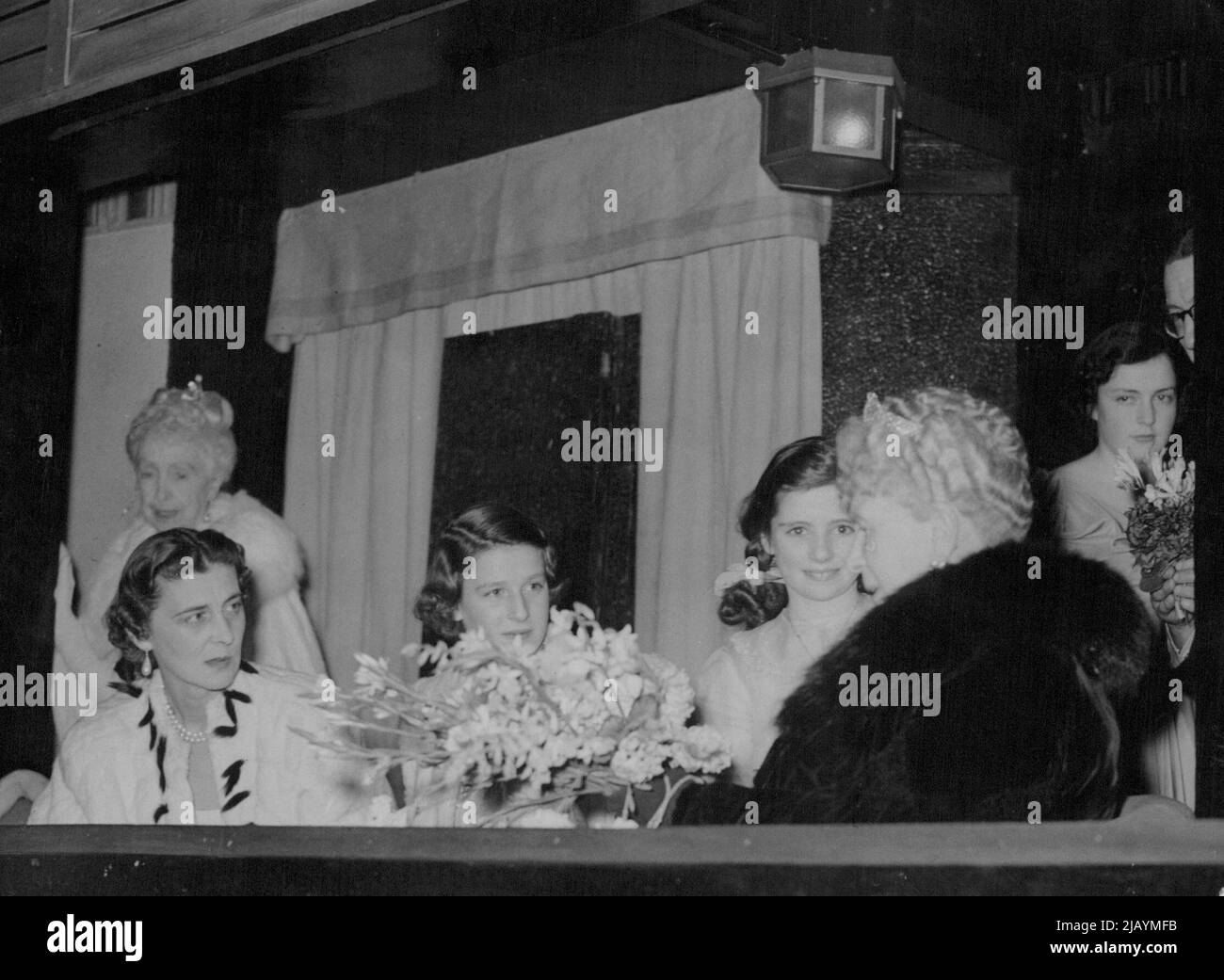 Queen Mary sieht Pantomime - Queen Mary, die ihren ersten öffentlichen Auftritt seit ihrer jüngsten Unwohlsein, die sie auf ihr Zuhause im Marlborough House beschränkte, sieht die erste Aufführung von Emile Littlers Pantomime „Little Miss Muffet“ aus der Royal Box im London Casino. Königin Mary wurde von der Herzogin von Kent und Prinzessin Alexandra begleitet. 20. Dezember 1949. (Foto von Planet News) Stockfoto