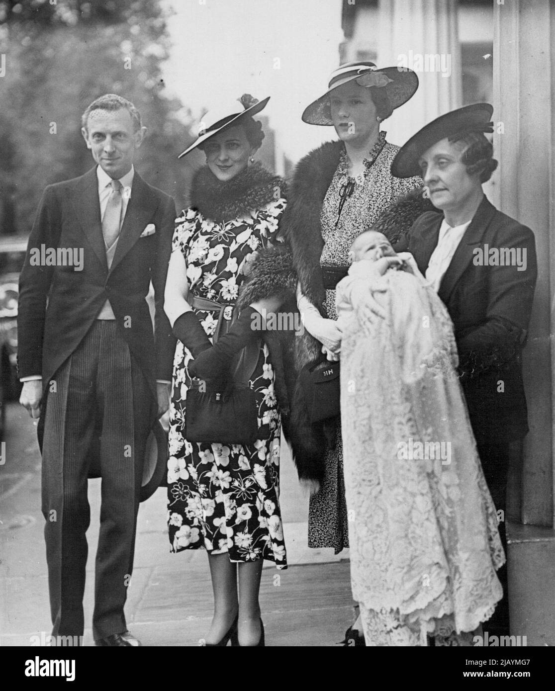 Herzogin von Kent und Lady in Waiting -- die Herzogin von Kent mit ihrer Dame in Waiting, Lady Herbert (Mitte) und Lady Herbert's Baby, Diana Mary. Lady Herbert wird die Herzogin nächstes Jahr nach Australien begleiten, wenn die Herzogin von Kent seine Position als Generalgouverneur übernimmt. 18. Januar 1938. (Foto von Planet News). Stockfoto