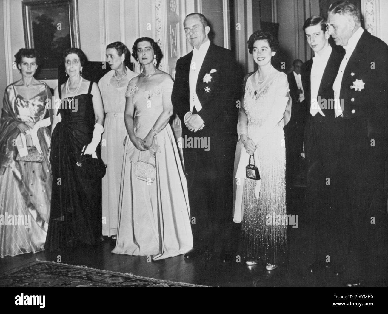 Herzogin von Kent, unterhalten vom griechischen König - die königliche Party beim Abendessen. Die Herzogin von Kent ist mit ihrer Mutter Prinzessin Helene von Griechenland zu sehen (zweite von links). König Paul, Königin Frederika und Herzog von Kent und Sir Charles Peake (der britische Botschafter in Athen) sind ebenfalls auf dem Bild. Am Samstag wurde ein Abendessen zu Ehren der Herzogin von Kent von König Paul und Königin Federika von Griechenland gegeben. 17. November 1952. (Foto von Paul Popper, Paul Popper Ltd.). Stockfoto