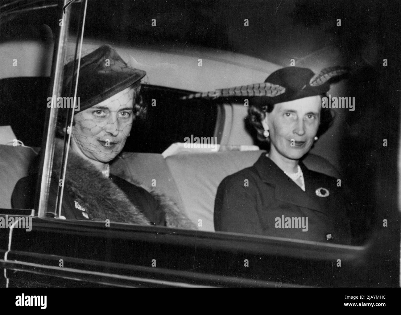 Herzogin von Kent besucht Clarence House - die Herzogin von Kent verlässt Clarence House - Heimat von Prinzessin Elizabeth und dem Herzog von Edinburgh an diesem Nachmittag. Sie wird von ihrer Schwester begleitet (rechts). 24. September 1951. (Foto von Planet News) Stockfoto