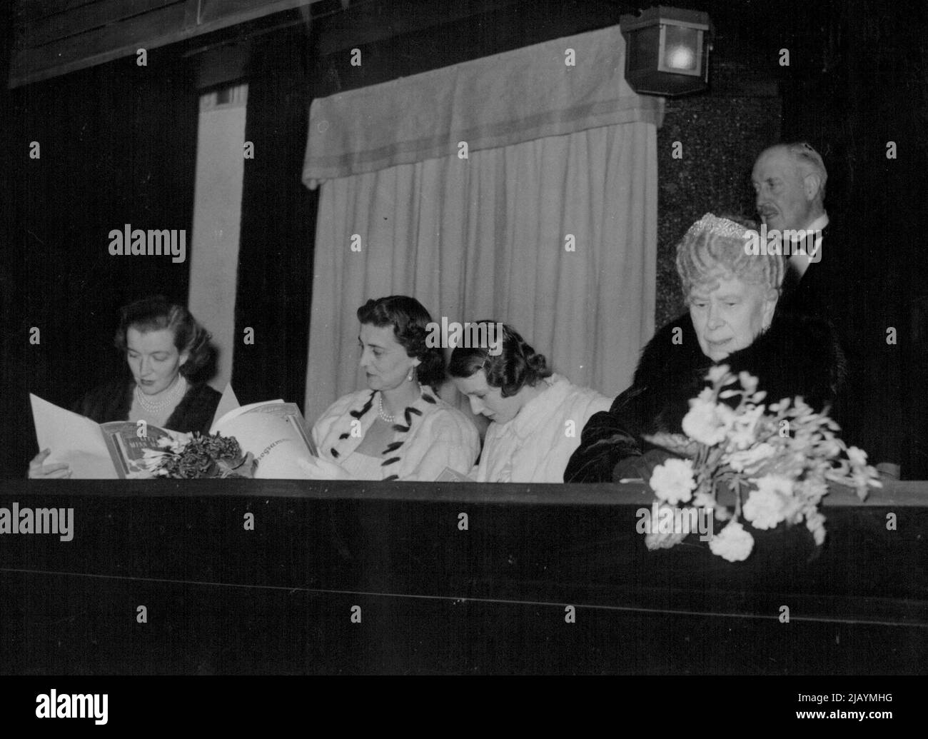 Queen Mary sieht Pantomime - Queen Mary, die ihren ersten öffentlichen Auftritt seit ihrer jüngsten Unwohlsein, die sie auf ihr Zuhause im Marlborough House beschränkte, sieht die erste Aufführung von Emile Littlers Pantomime „Little Miss Muffet“ aus der Royal Box im London Casino. Königin Mary wurde von der Herzogin von Kent und Prinzessin Alexandra begleitet. 20. Dezember 1949. (Foto von Planet News) Stockfoto