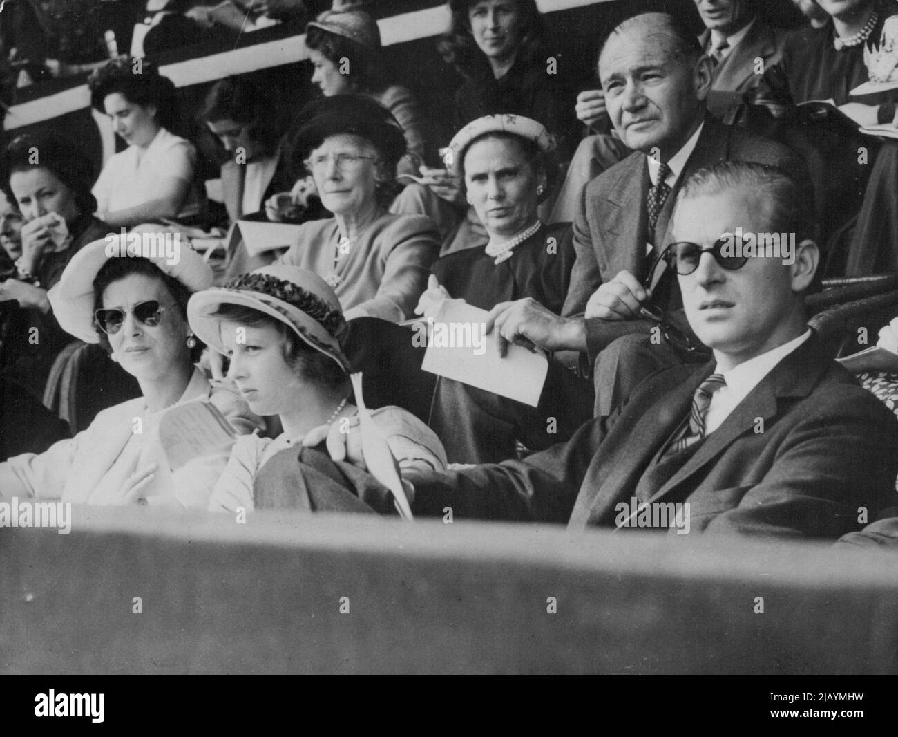 Schlussszenen im Wembley Stadium - die Herzogin von Kent (links) und ihre Tochter Prinzessin Alexandra, mit dem Herzog von Edinburgh (rechts im Vordergrund) in der königlichen Box, der heute am 14. August den prix der Nationen im Wembley Stadion beobachtet. Im rechten Hintergrund Lewis Douglas, US-Botschafter in London, und seine Frau (im dunklen Kittel mit hellem Hut). 21. September 1948. (Foto von Rota Picture) Stockfoto