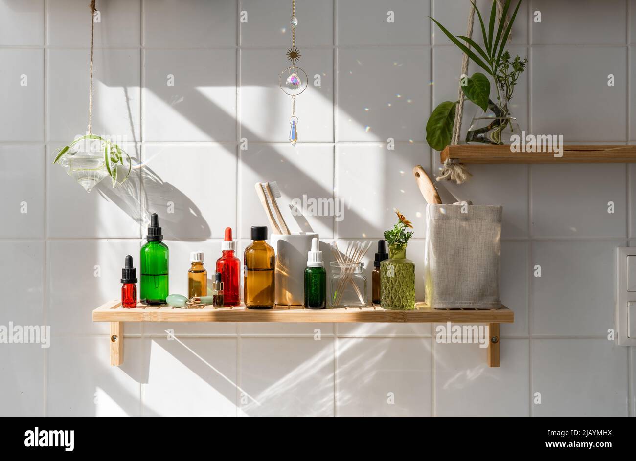 Holzregale mit Kosmetika. Grafische Schatten an der gefliesten Wand. Trendy biophiles und umweltfreundliches minimalistisches Design Stockfoto