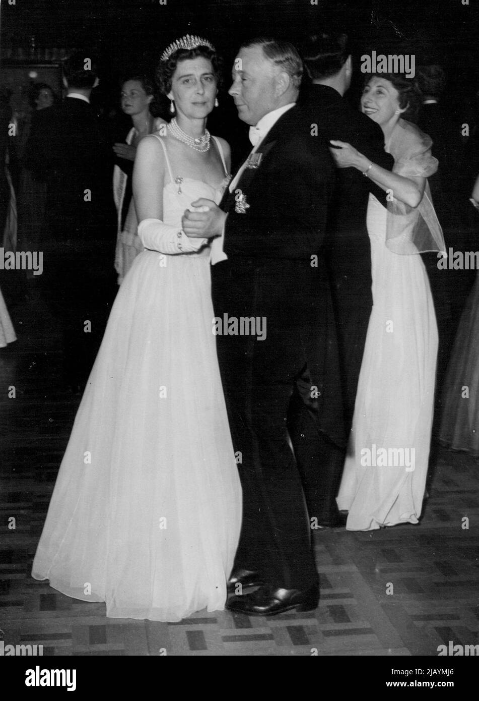 Ball in der Albert Hall, London. Die Herzogin von Kent tanzt heute Abend mit dem Herzog von Norfolk beim Krönungsball in der Albert Hall. 27.Mai 1953. Stockfoto