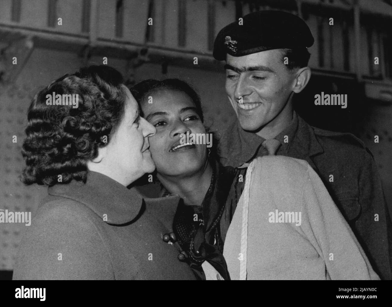 Willkommens-Kuss für ihre Schwiegertochter, Ivy, 25, von Frau Perrett. 03. November 1954. (Foto von Daily Mirror). Stockfoto