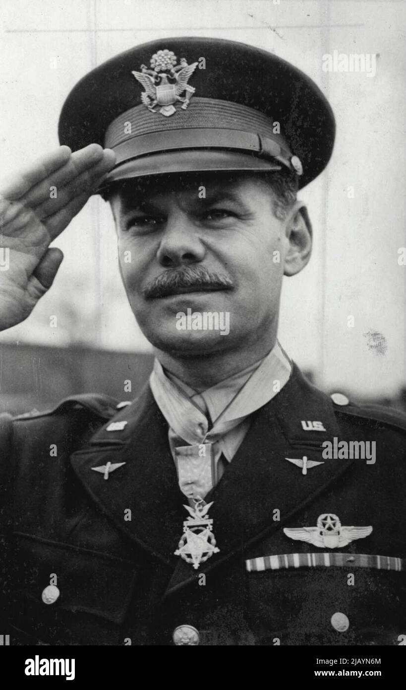 Vom Zensor verabschiedet: Wie Ein Kongress-Medaillengewinnerin grüßt -- Col. Leon W. Johnson aus Moline, Kansas, begrüßt Eine Firma aus Hunderten von Flugzeugern und sechs Generälen, nachdem ihm gestern, 22. November, die Ehrenmedaille des Kongresses von LT.- General Jaconb L. Devers auf einem US-Flugplatz in East Anglia überreicht worden war. Bereits viermal mit dem Silver Star, dem Distinguished Flying Cross und der Air Medal with Oak Leaf Cluster dekoriert, wurde der 39-jährige Colonel Leon W. Johnson aus Moline, Kansas, gestern, 22. November, von LT. -General Jacob L. Devers mit der Congressional Medal of Honor ausgezeichnet, Stockfoto