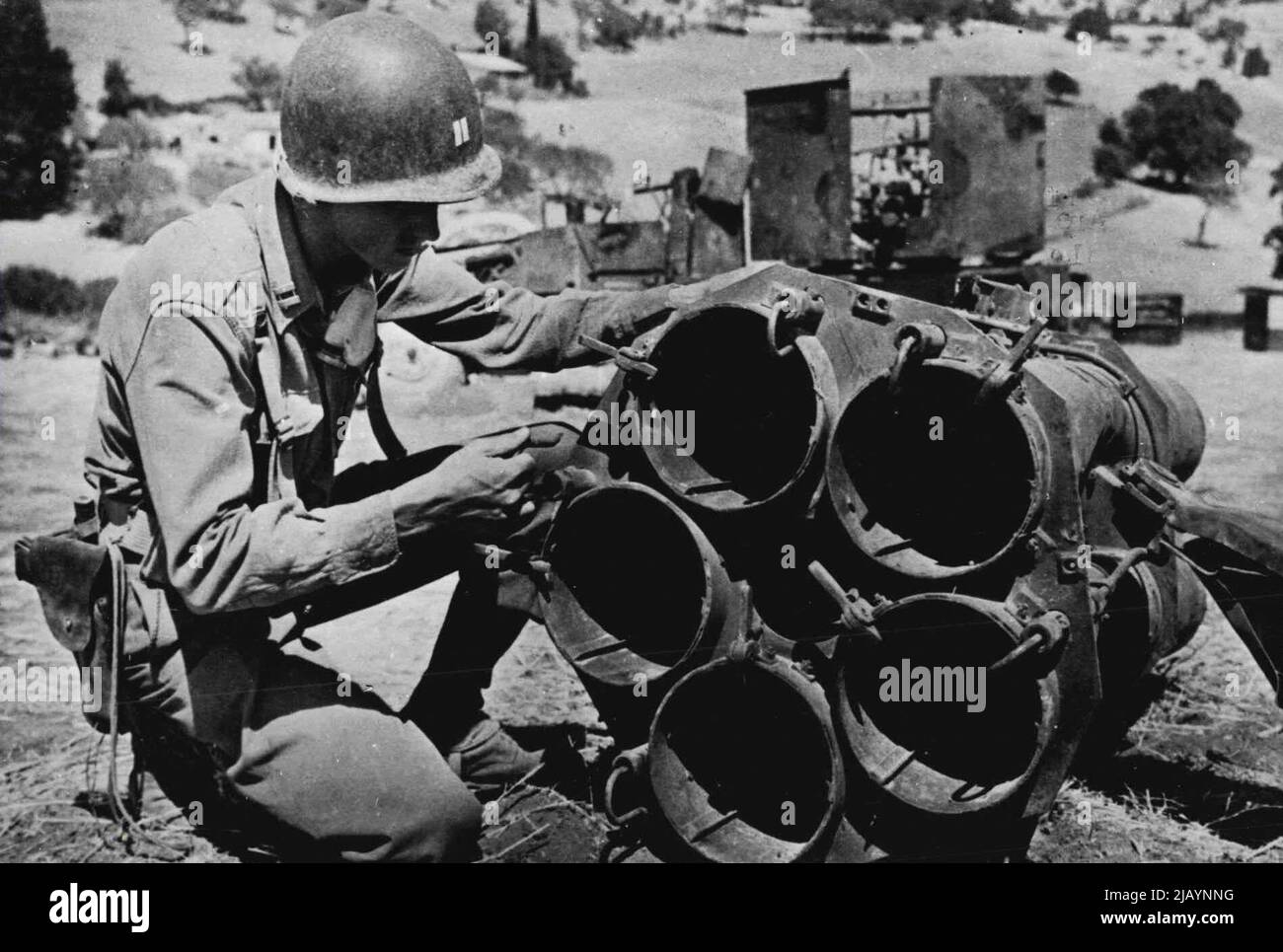 Nazi-Raketenwerfer in Sizilien gefangen -- ein Offizier der 7. US-Armee in Sizilien inspiziert 21cm. Das deutsche Raketengewehr, das vom Rückzug zurückgelassen wurde, setzt sich während des 38-tägigen erfolgreichen Feldzuges der All auf der italienischen Insel durch. 15. November 1943. (Foto: Office of war Information der Vereinigten Staaten) Stockfoto