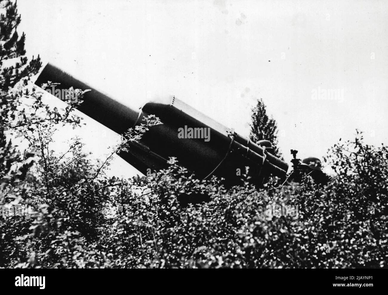 Deutsche Langstrecken-Artillerie in Waldtarnung versteckt. 04. April 1940. (Foto von Japan Photo Library). Stockfoto