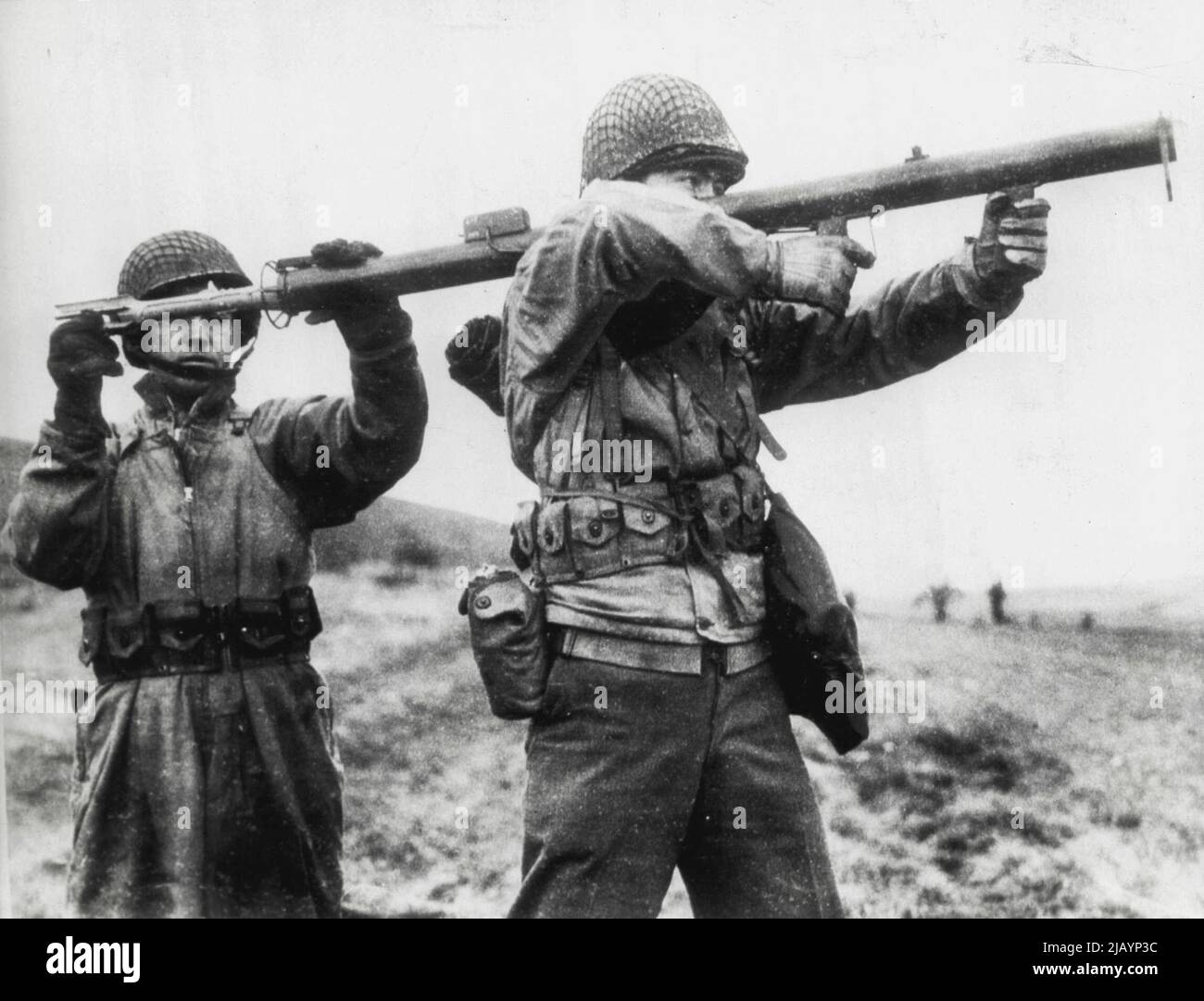 Hier ist die 'Bazooka' -- zwei US-Soldaten, die an einer Basis in England trainieren, betreiben eine 'Bazooka' -- die neue Panzerabwehrkanone der amerikanischen Armee. Die „Bazooka“ wurde für den Einsatz gegen Panzer und Pillboxen entwickelt und wurde während der nordafrikanischen Kampagne eingesetzt. 4. Juni 1943. (Foto von AP Wirephoto). Stockfoto