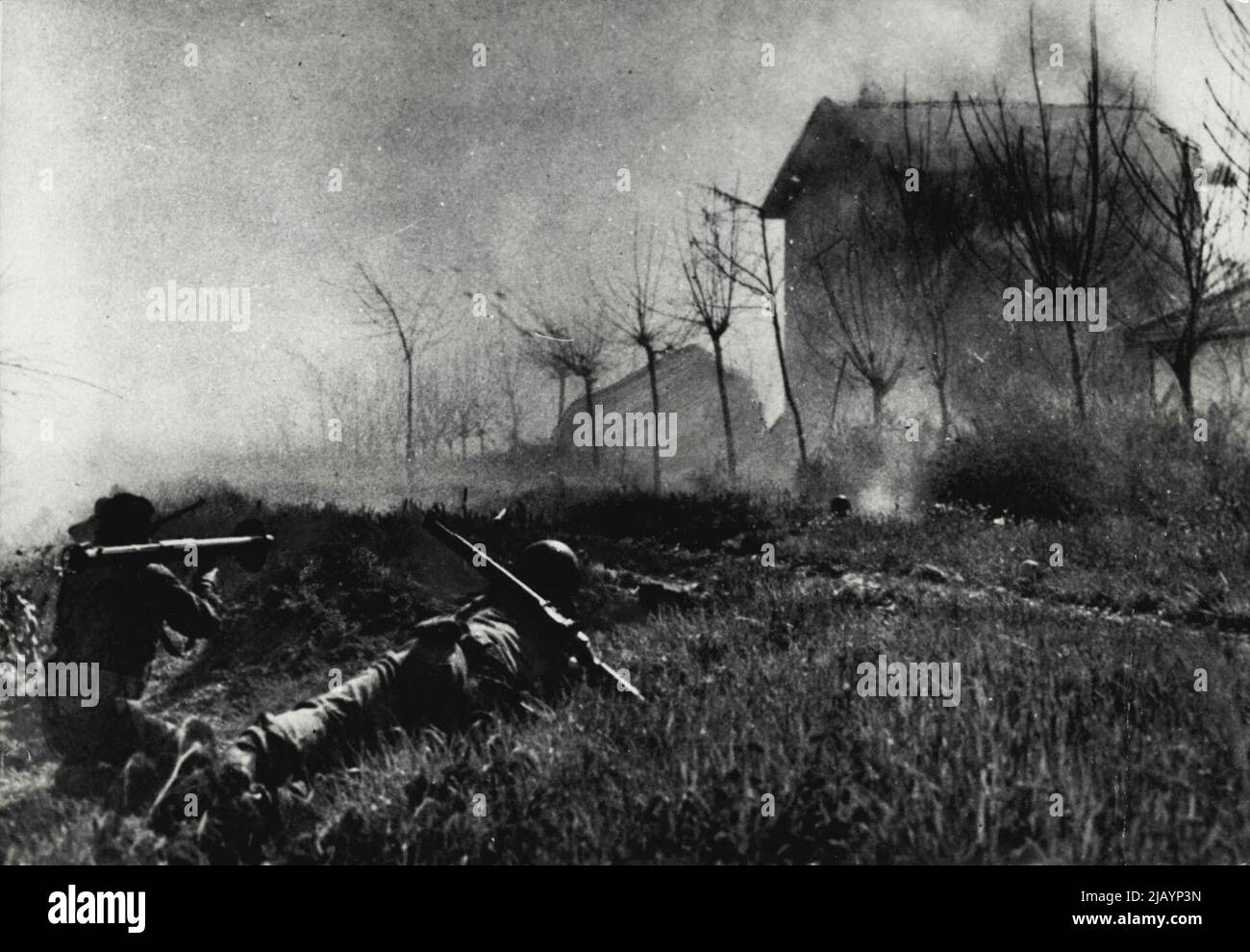US-Soldaten feuern Bazooka-Pistole auf deutsche Position in Italien -- Ein US-Soldat (links) feuert eine Bazooka, eine neue amerikanische Raketenpistole, um einen deutschen Beobachtungsposten zu sprengen, der in einem Bauernhaus am Anzio-Strandkopf der alliierten Fünften Armee in Westitalien eingerichtet wurde. Amerikanische Truppen haben den Feind aus dieser Position vertrieben. 22.Mai 1944. (Foto vom United States Office of war Information). Stockfoto