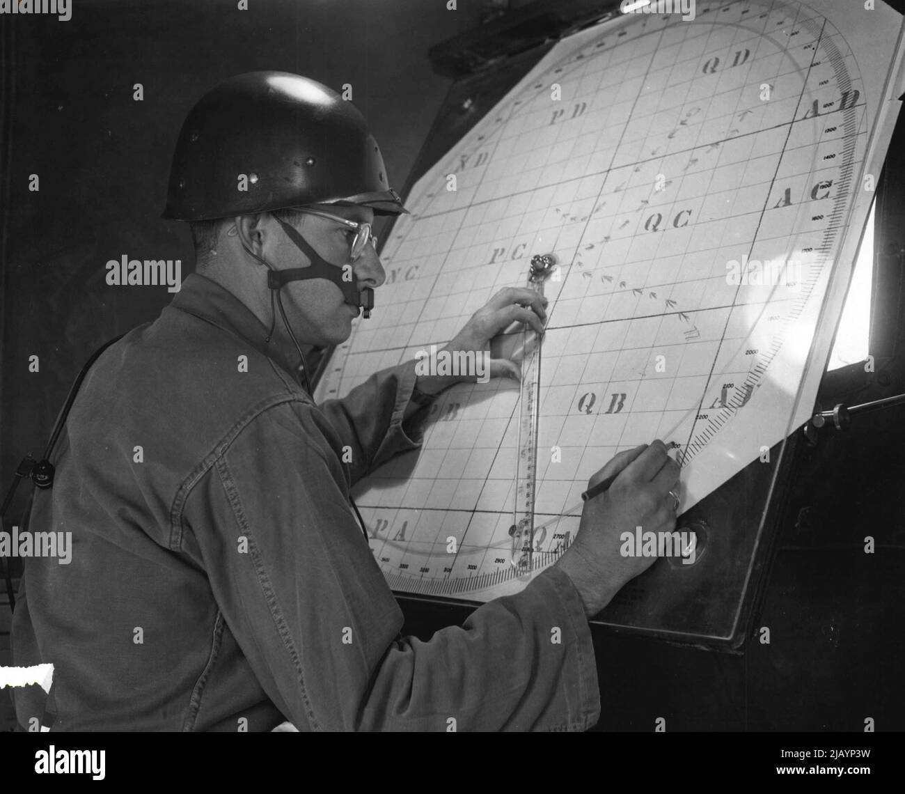 Blick in die Lüstchen -- nach dem Empfang von Zielinformationen von einem Radarplotter, Pvt. Kenneth E. Pierce, El Dorado, Kansas, wandelt sie von Polarkoordinaten in geographische Referenzkoordinaten um und überträgt die Informationen per Funk oder Telefon an das Operationszentrum der Einheiten. Pvt. Pierce ist dem Flak-Artilleriebataillon Battery A, 531., Fort Bliss, Texas, zugeordnet. 06. Dezember 1954. (Foto von Official U.S. Army Photo). Stockfoto