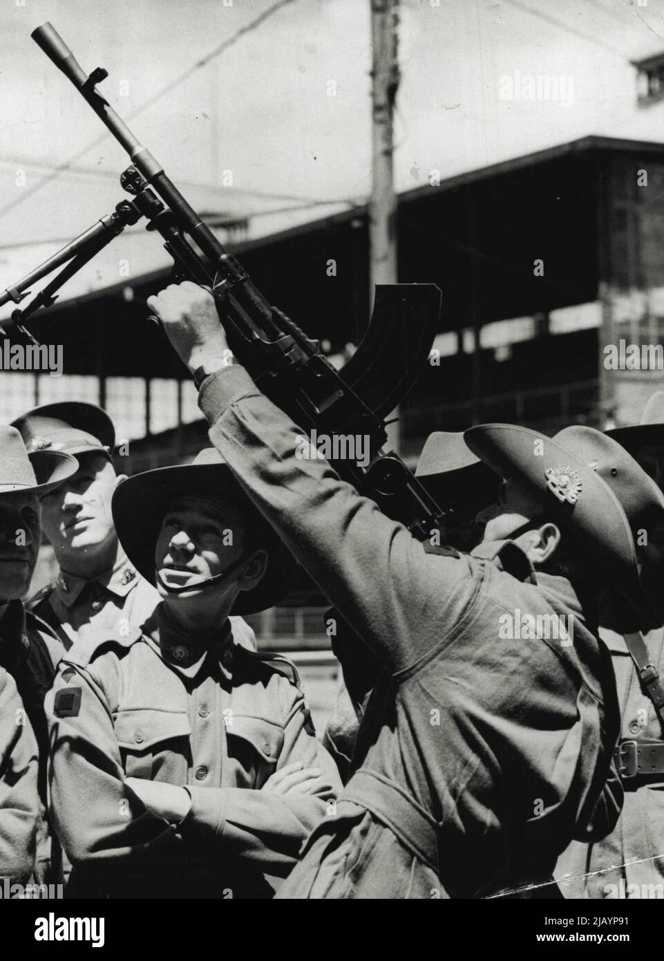 Ein Bagger, der eine Bren-Waffe als Flugabwehrwaffe verwendet. 14. November 1939. (Foto von Barry Newberry/Fairfax Media). Stockfoto