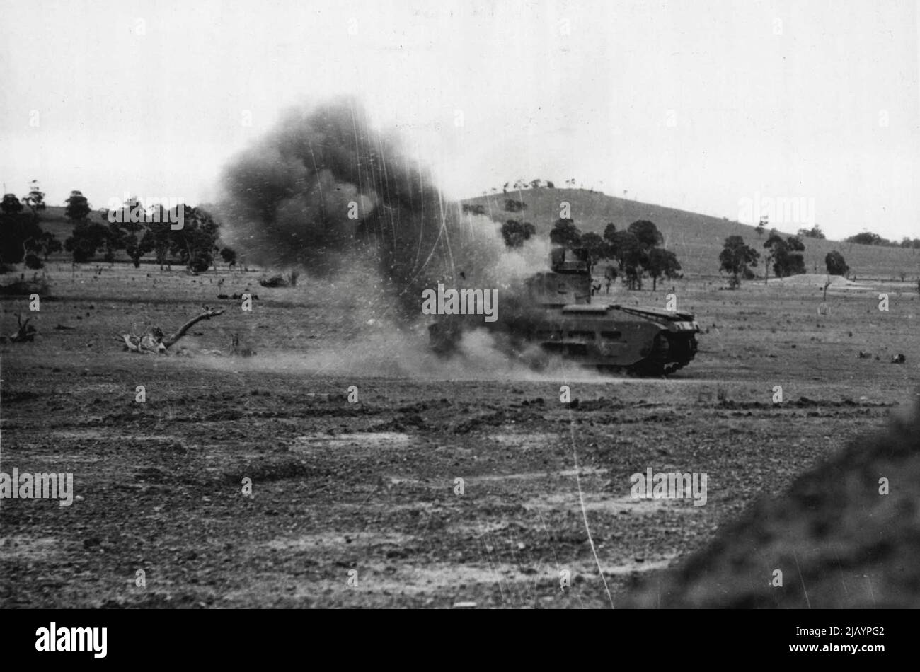 Ein Punkt-Blank-Angriff auf Panzer wurde an der gepanzerten Schule der australischen Armee, Puckapunyal, demonstriert. Die verwendete Waffe ist ein PIAT (Projektor-Infanterie-Panzerabwehr). Top: Das PIAT-Team macht sich bereit. Unten: Das Ergebnis. Der Bombenbehälter ist im Kreis dargestellt. 1. Januar 1948. Stockfoto