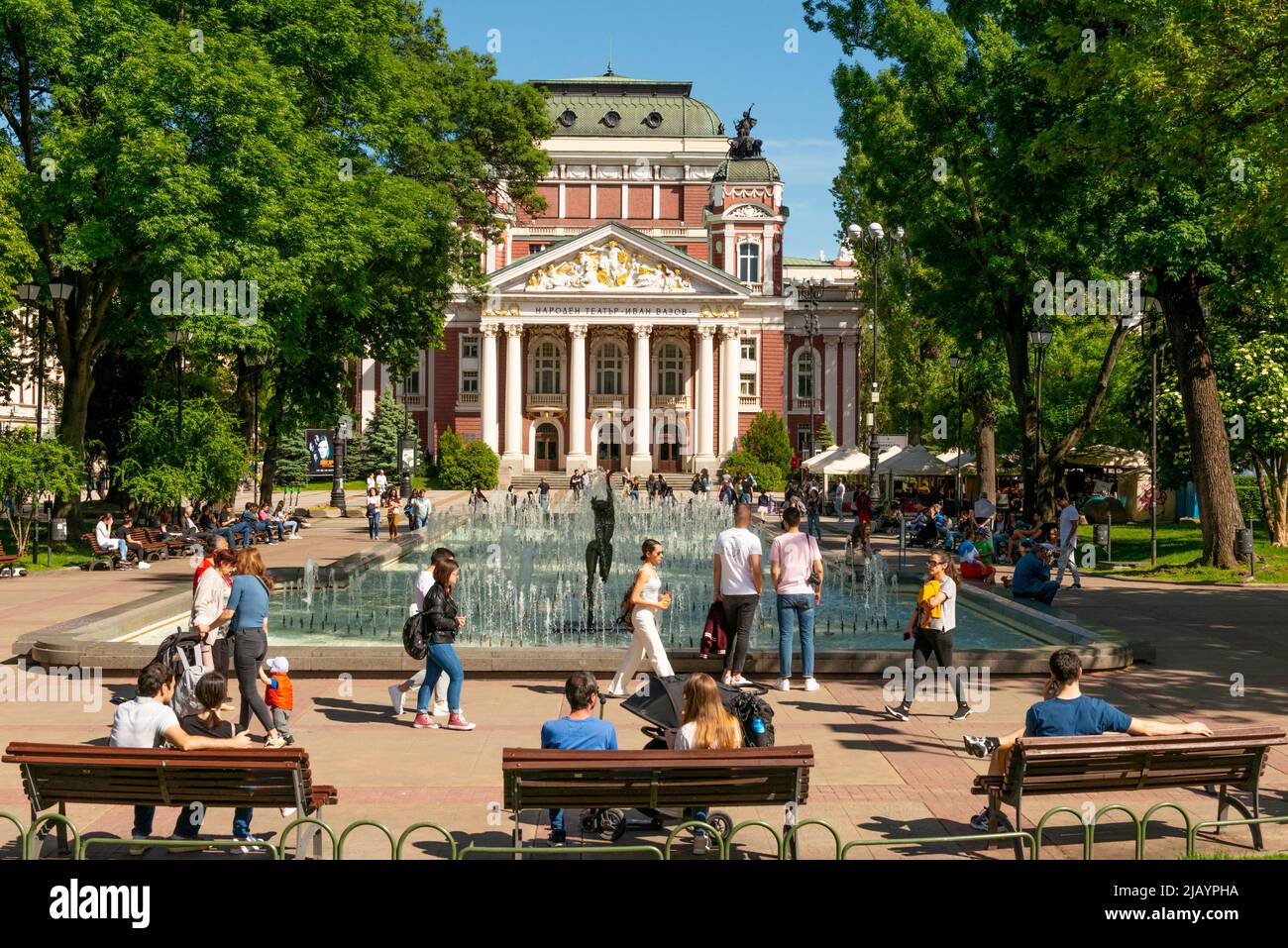 Menschen im Nationaltheater Ivan Vazov im Stadtgarten in der Innenstadt von Sofia, Bulgarien, Osteuropa, Balkan, EU Stockfoto