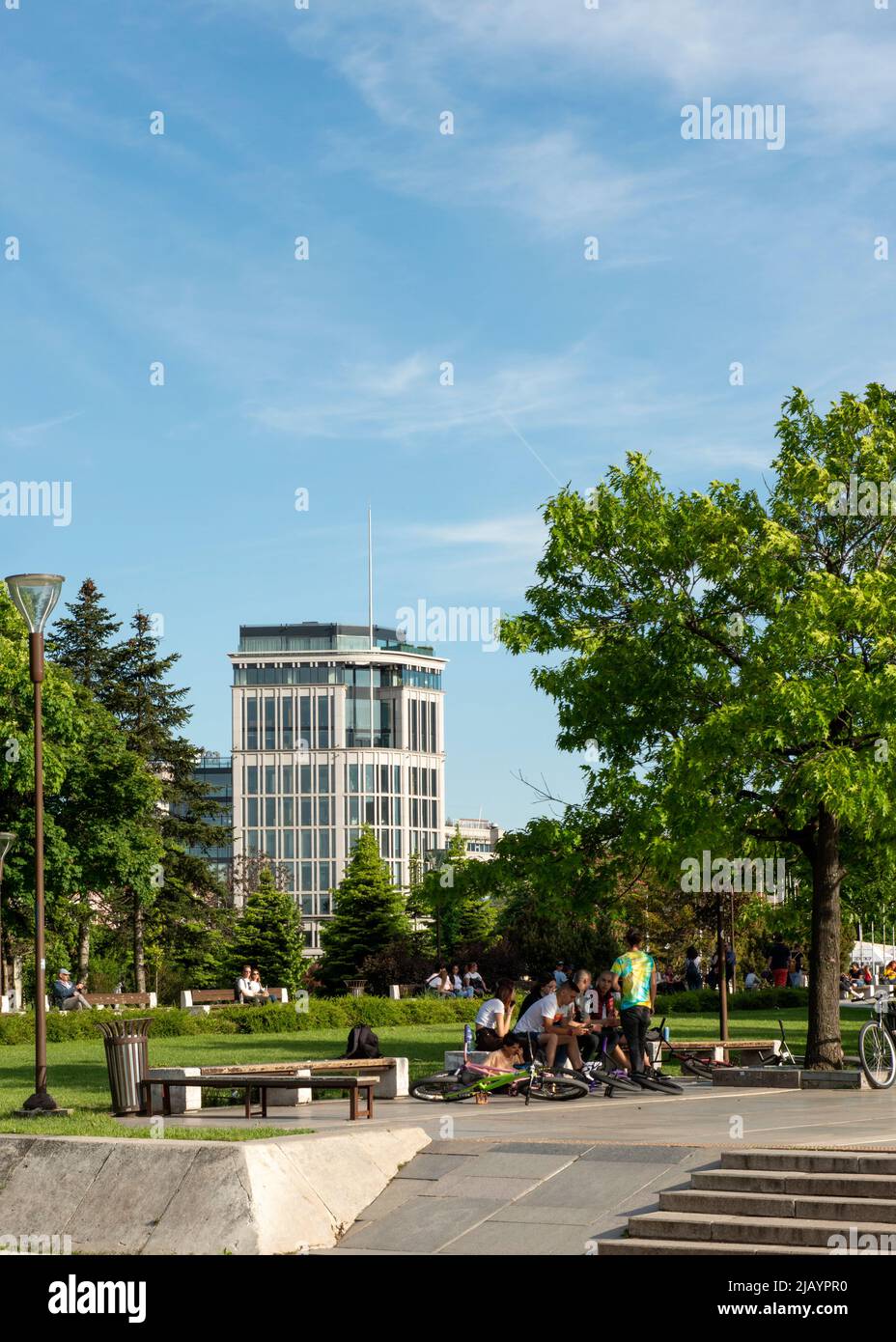 Städtische Szene mit Jugendlichen in der Innenstadt von Sofia, Bulgarien, Osteuropa, Balkan, EU Stockfoto