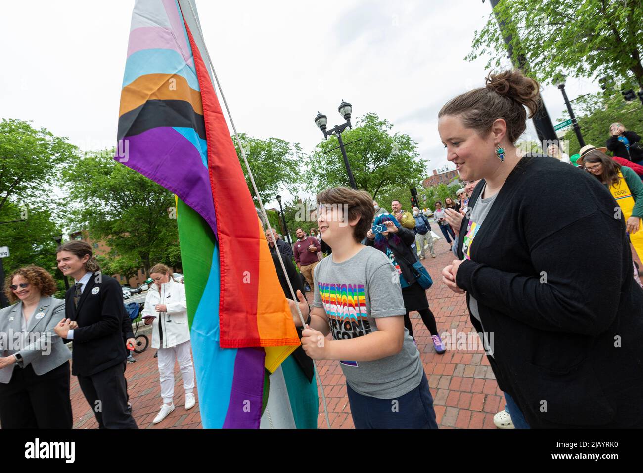 1. Juni 2022. Salem, MA. Salem 2022 Pride Flag Raising die Stadt # ...