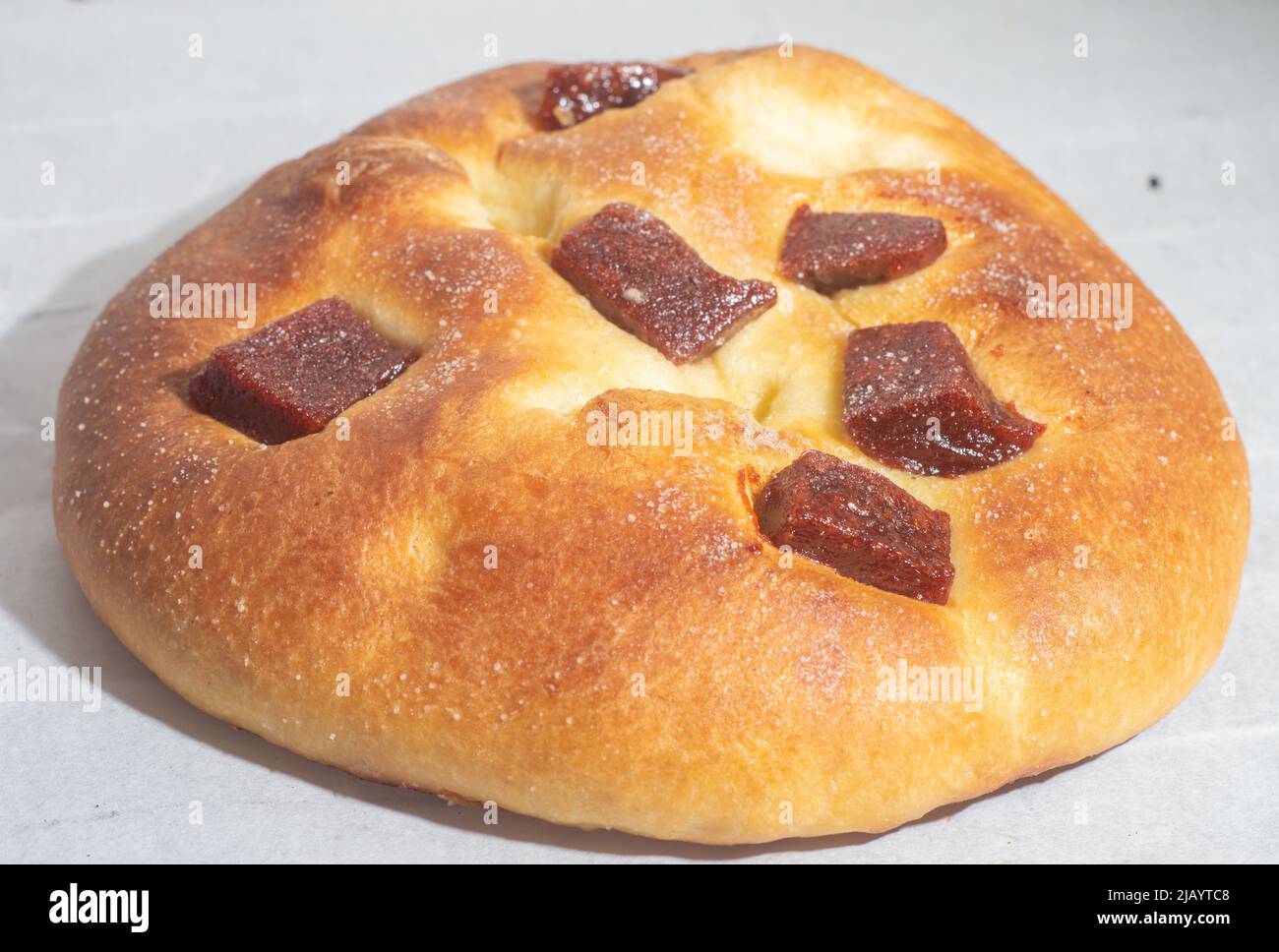 Süßes Brot mit Guava-Marmelade und süßem Mehl auf einem braunen Holztisch. Es ist eine in Brasilien und Portugal verbreitete Art von Brot, die aus süßem Teig hergestellt wird. Stockfoto