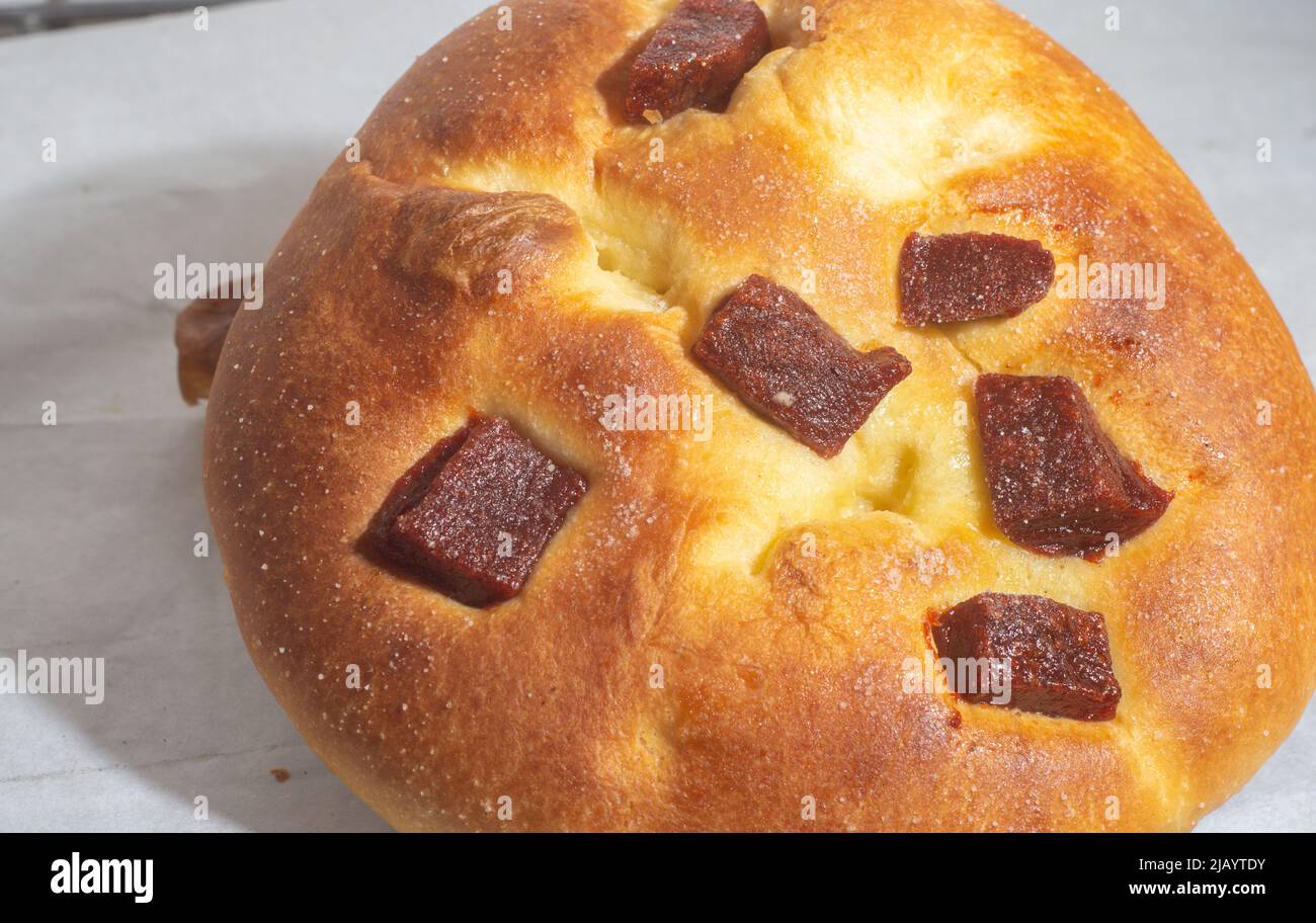 Süßes Brot mit Guava-Marmelade und süßem Mehl auf einem braunen Holztisch. Es ist eine in Brasilien und Portugal verbreitete Art von Brot, die aus süßem Teig hergestellt wird. Stockfoto