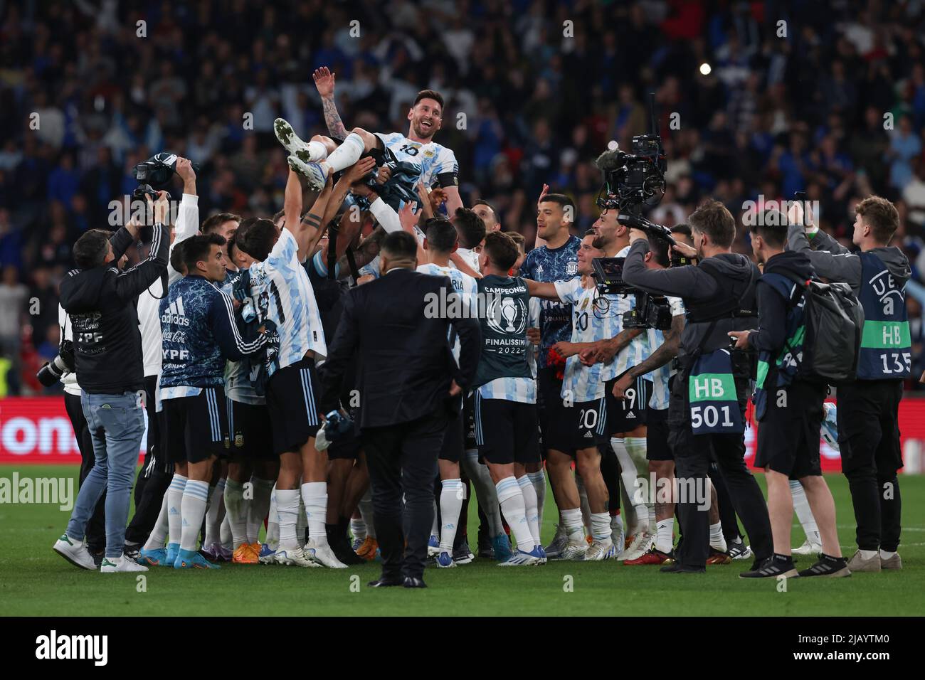 London, England, 1.. Juni 2022. Der Argentinier Lionel Messi wird nach dem Sieg des CONMEBOL-UEFA Cup of Champions 3-0 im Wembley Stadium in London von seinen Teamkollegen in die Luft geschleppst. Bildnachweis sollte lauten: Jonathan Moscrop / Sportimage Kredit: Sportimage/Alamy Live Nachrichten Kredit: Sportimage/Alamy Live Nachrichten Stockfoto