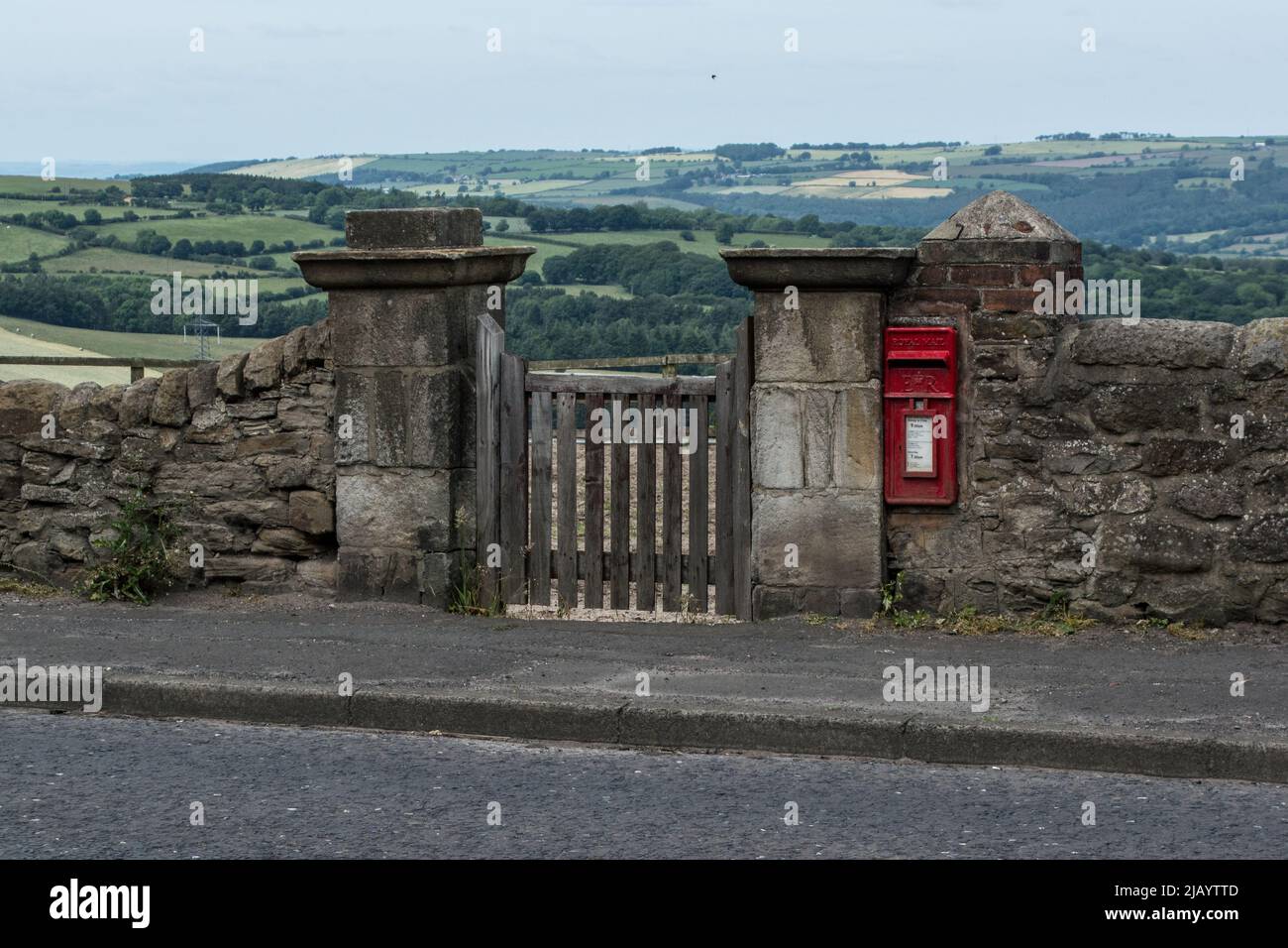 Ländlicher Briefkasten in der Nähe von Pontop Pike, Tyne & Wear, Großbritannien Stockfoto