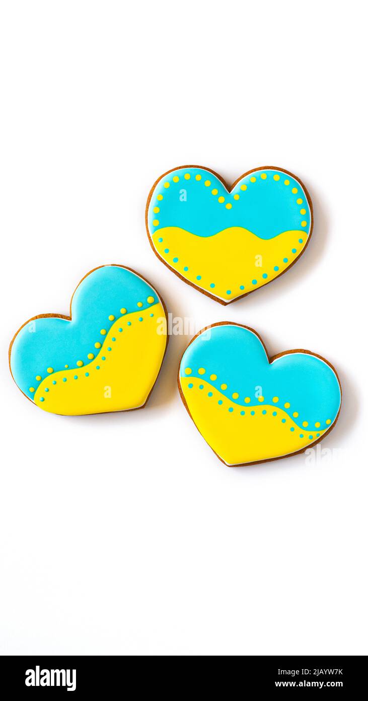 Lebkuchenkekse mit ukrainischer Flagge auf weiß Stockfoto