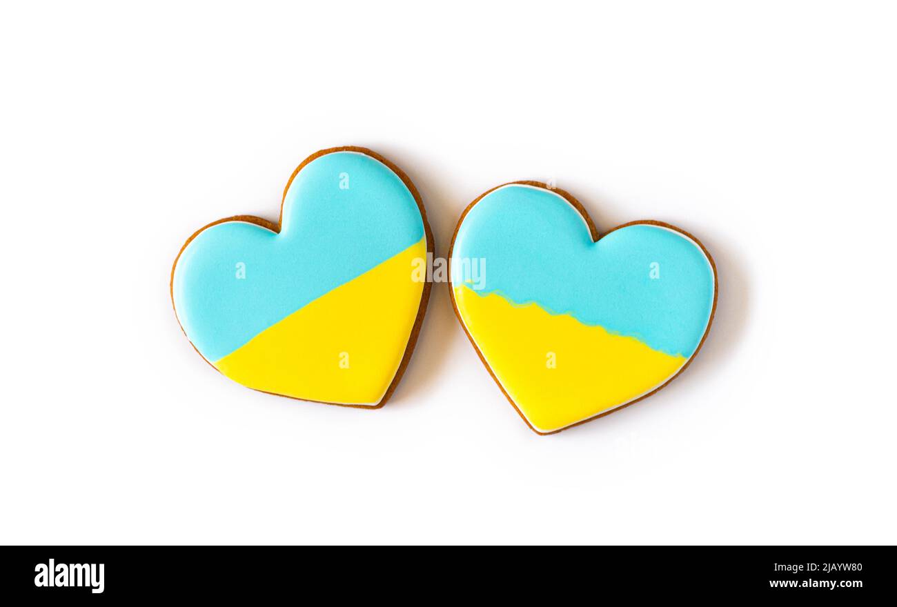 Lebkuchenkekse mit ukrainischer Flagge auf weiß Stockfoto