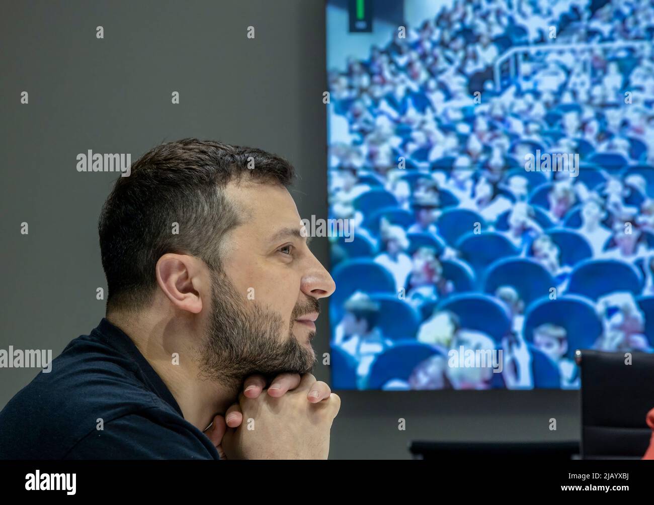 Am Internationalen Kindertag nahm der Präsident der Ukraine, Volodymyr Zelenski, an einer Sitzung des Rates über Fragen im Zusammenhang mit dem Leben und der Sicherheit von Kindern in Kriegs- und Nachkriegszeiten unter dem Vorsitz von Andriy Yermak, dem Leiter des Büros des Präsidenten, Teil. Während der Veranstaltung sprach der Präsident in einem Videokonferenzformat mit ukrainischen Kindern, die sich vorübergehend in der Republik Polen aufhalten, und mit Studenten des Drohobych Lyzeums, unter ihnen Einwohner verschiedener Regionen der Ukraine. FOTO: Ukraine President's Office Stockfoto