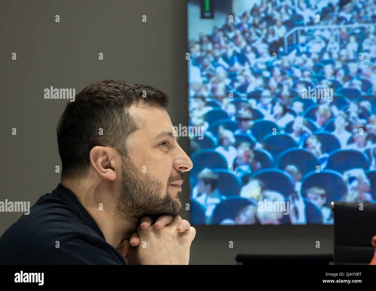 Am Internationalen Kindertag nahm der Präsident der Ukraine, Volodymyr Zelenski, an einer Sitzung des Rates über Fragen im Zusammenhang mit dem Leben und der Sicherheit von Kindern in Kriegs- und Nachkriegszeiten unter dem Vorsitz von Andriy Yermak, dem Leiter des Büros des Präsidenten, Teil. Während der Veranstaltung sprach der Präsident in einem Videokonferenzformat mit ukrainischen Kindern, die sich vorübergehend in der Republik Polen aufhalten, und mit Studenten des Drohobych Lyzeums, unter ihnen Einwohner verschiedener Regionen der Ukraine. FOTO: Ukraine President's Office Stockfoto