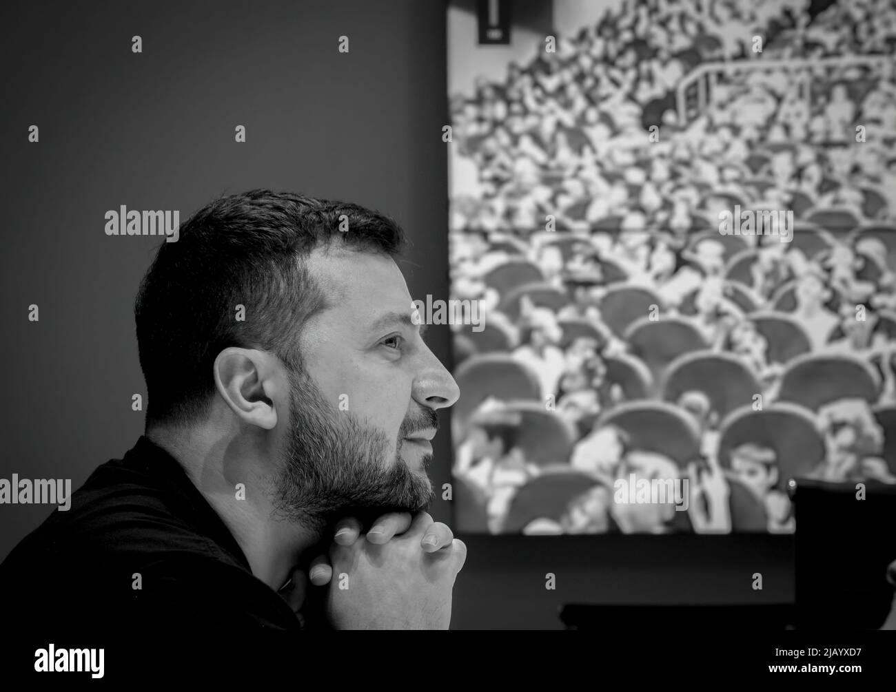 Am Internationalen Kindertag nahm der Präsident der Ukraine, Volodymyr Zelenski, an einer Sitzung des Rates über Fragen im Zusammenhang mit dem Leben und der Sicherheit von Kindern in Kriegs- und Nachkriegszeiten unter dem Vorsitz von Andriy Yermak, dem Leiter des Büros des Präsidenten, Teil. Während der Veranstaltung sprach der Präsident in einem Videokonferenzformat mit ukrainischen Kindern, die sich vorübergehend in der Republik Polen aufhalten, und mit Studenten des Drohobych Lyzeums, unter ihnen Einwohner verschiedener Regionen der Ukraine. FOTO: Ukraine President's Office Stockfoto