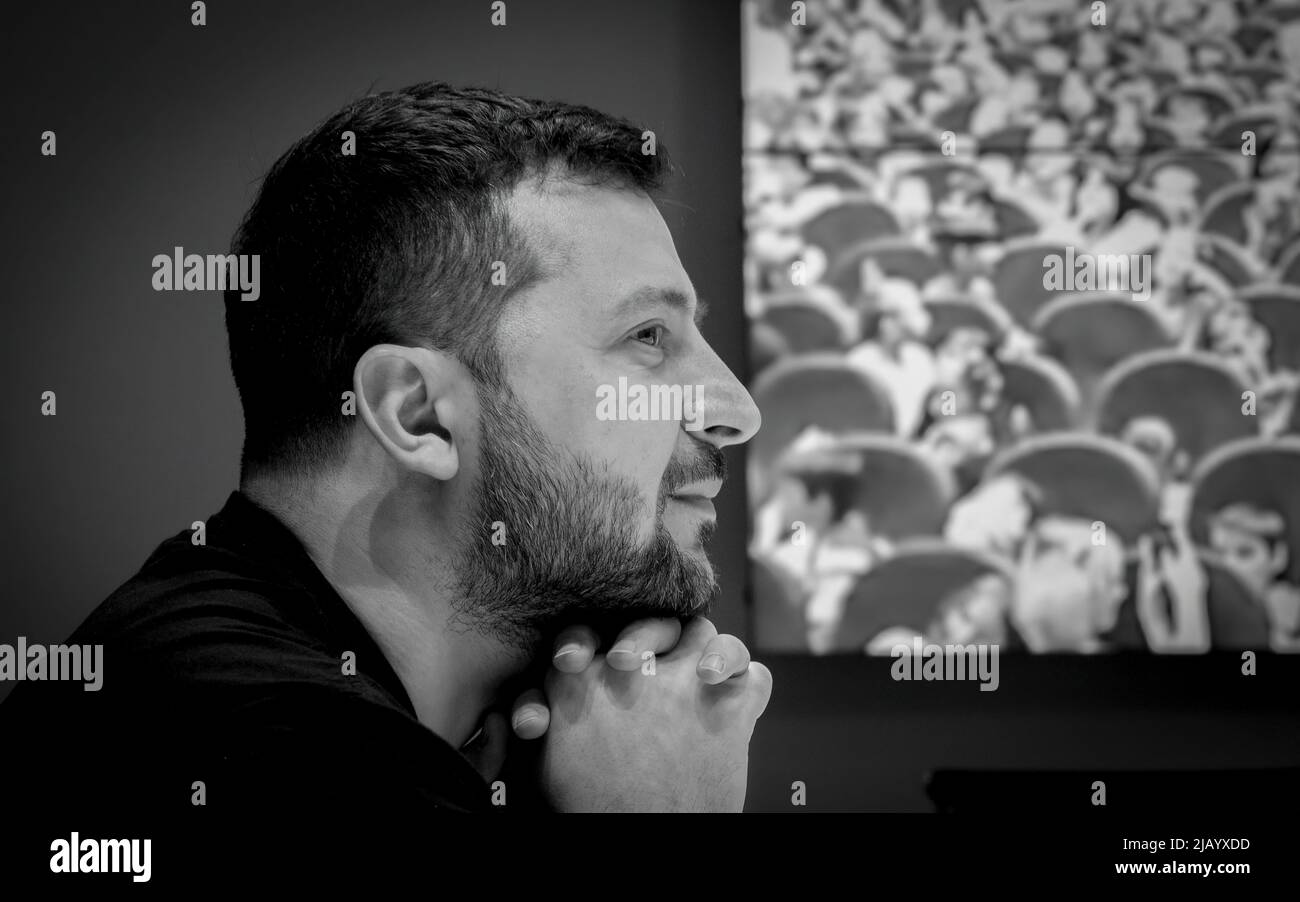 Am Internationalen Kindertag nahm der Präsident der Ukraine, Volodymyr Zelenski, an einer Sitzung des Rates über Fragen im Zusammenhang mit dem Leben und der Sicherheit von Kindern in Kriegs- und Nachkriegszeiten unter dem Vorsitz von Andriy Yermak, dem Leiter des Büros des Präsidenten, Teil. Während der Veranstaltung sprach der Präsident in einem Videokonferenzformat mit ukrainischen Kindern, die sich vorübergehend in der Republik Polen aufhalten, und mit Studenten des Drohobych Lyzeums, unter ihnen Einwohner verschiedener Regionen der Ukraine. FOTO: Ukraine President's Office Stockfoto