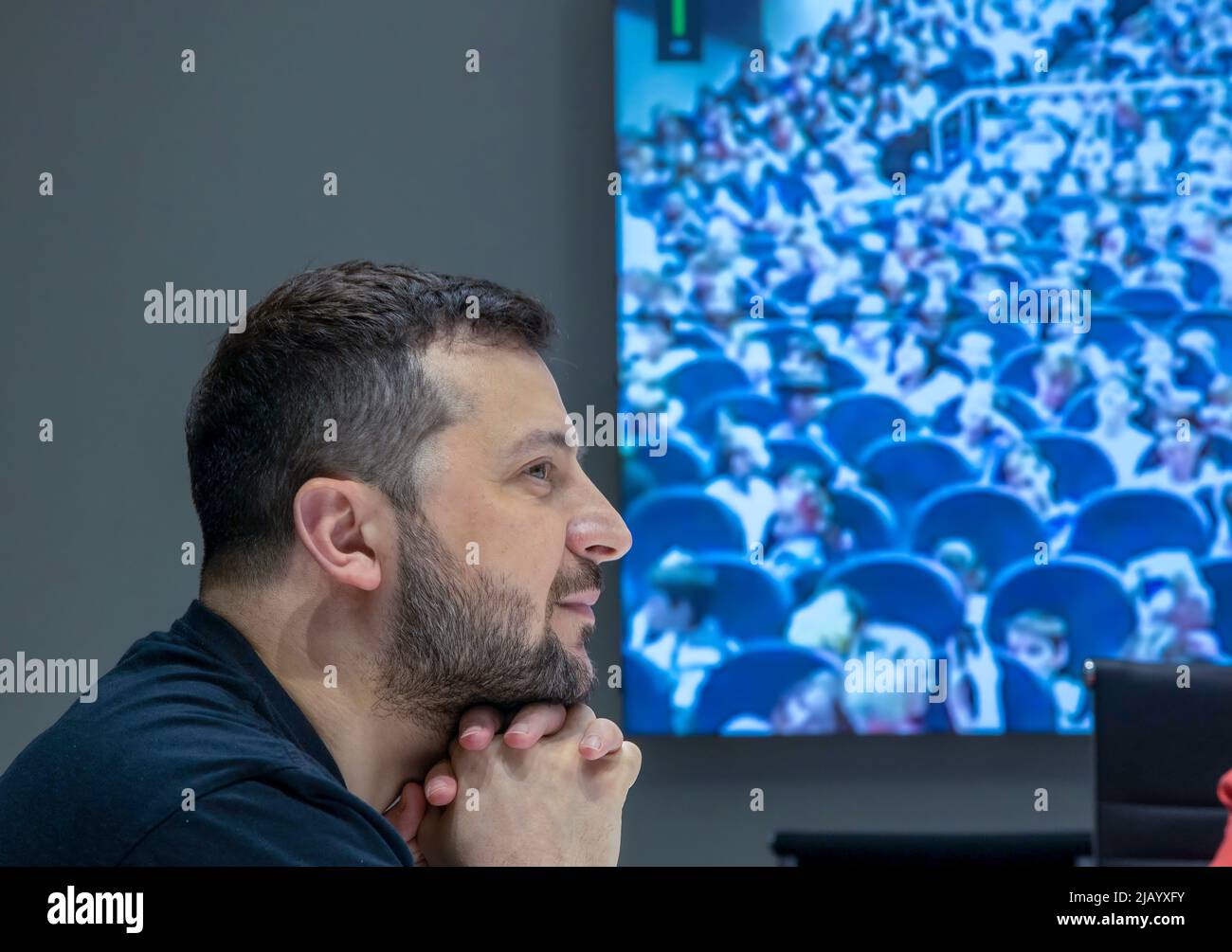 Am Internationalen Kindertag nahm der Präsident der Ukraine, Volodymyr Zelenski, an einer Sitzung des Rates über Fragen im Zusammenhang mit dem Leben und der Sicherheit von Kindern in Kriegs- und Nachkriegszeiten unter dem Vorsitz von Andriy Yermak, dem Leiter des Büros des Präsidenten, Teil. Während der Veranstaltung sprach der Präsident in einem Videokonferenzformat mit ukrainischen Kindern, die sich vorübergehend in der Republik Polen aufhalten, und mit Studenten des Drohobych Lyzeums, unter ihnen Einwohner verschiedener Regionen der Ukraine. FOTO: Ukraine President's Office Stockfoto