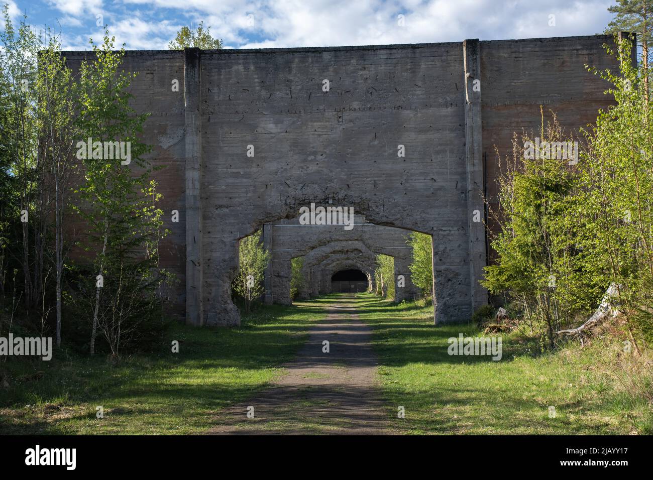 Mogreina, Norwegen - 21. Mai 2022: Trandumskogen ist ein Wald in Ullensaker. Es war der Ort des Schussbereichs für deutsche Panzer während des Weltkrieges 2 Stockfoto