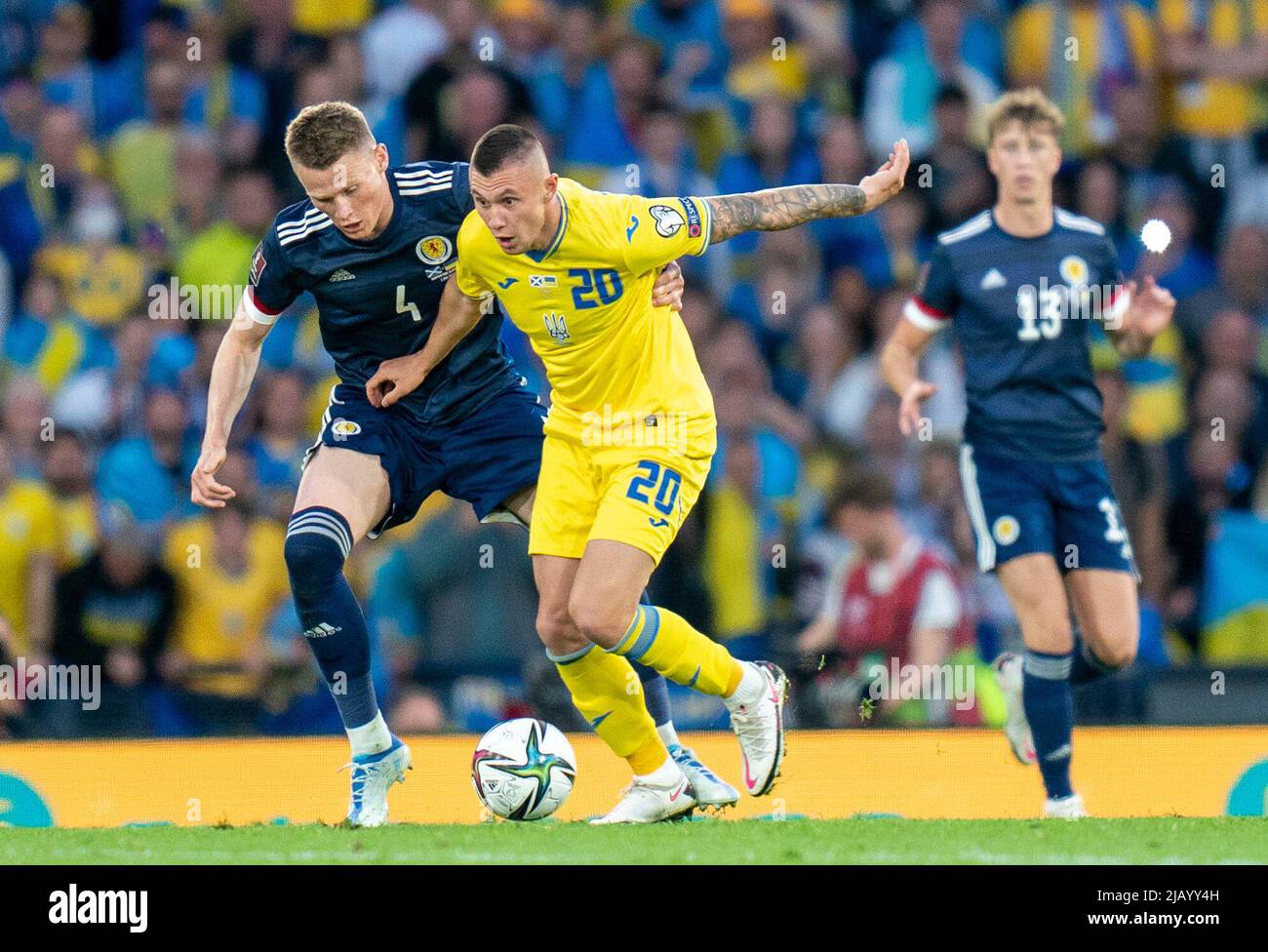 Der ukrainische Oleksandr Zubkov (rechts) und der schottische Scott McTominay kämpfen während des FIFA World Cup 2022 Qualifier-Halbfinalspiels in Hampden Park, Glasgow, um den Ball. Bilddatum: Mittwoch, 1. Juni 2022. Stockfoto