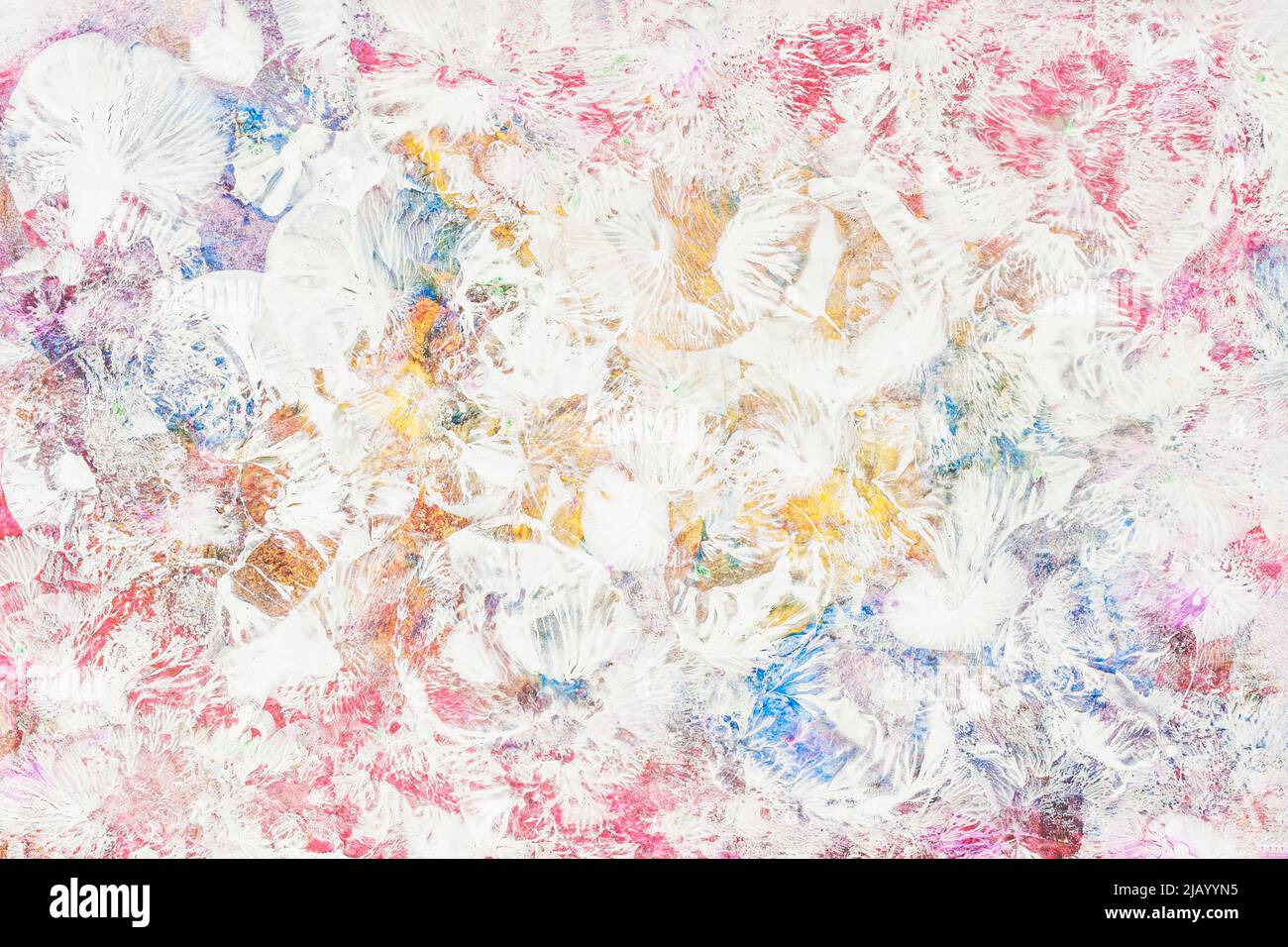 Abstraktes, mehrfarbiger, handgezeichnetes Muster, bunte Farbtöne und weiße Farbe. Frühling Pastellfarben Hintergrund Stockfoto