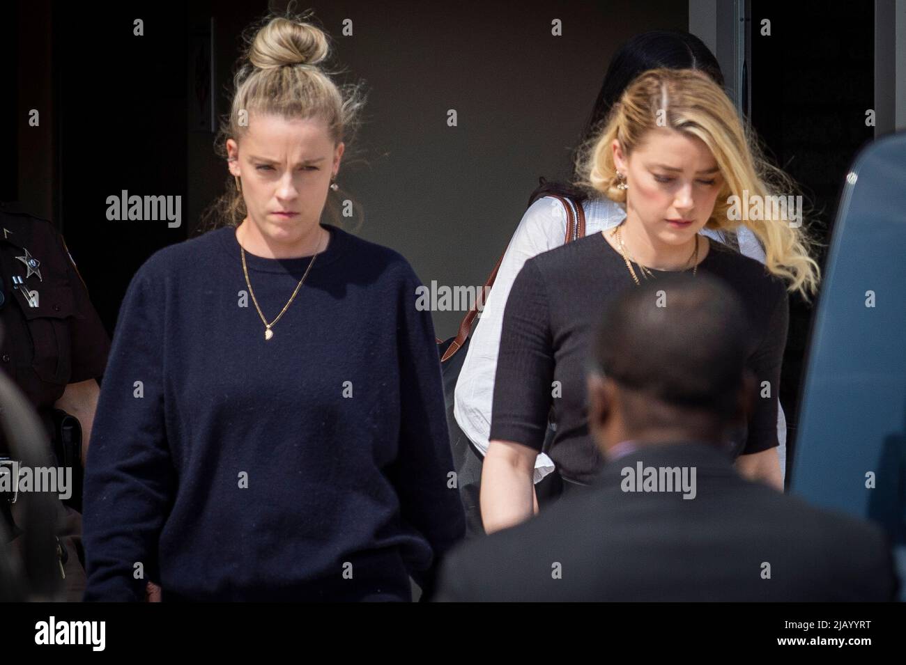 Washington, Virginia, USA. 01.. Juni 2022. Schauspielerin Amber Heard, rechts, und ihre Schwester Whitney Heard, links, verlassen das Fairfax County Courthouse nach den Urteilen in ihrem Prozess gegen Johnny Depp in Fairfax, Virginia, am Mittwoch, 1. Juni 2022. Kredit: Rod Lampey/CNP/dpa/Alamy Live Nachrichten Stockfoto