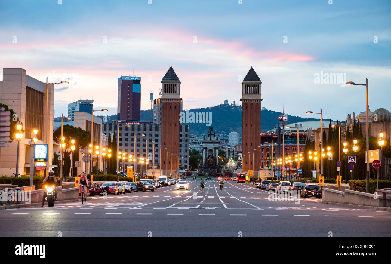 Abendansicht der Avinguda de la Reina Maria Cristina und der Placa dEspanya, Barcelona Stockfoto