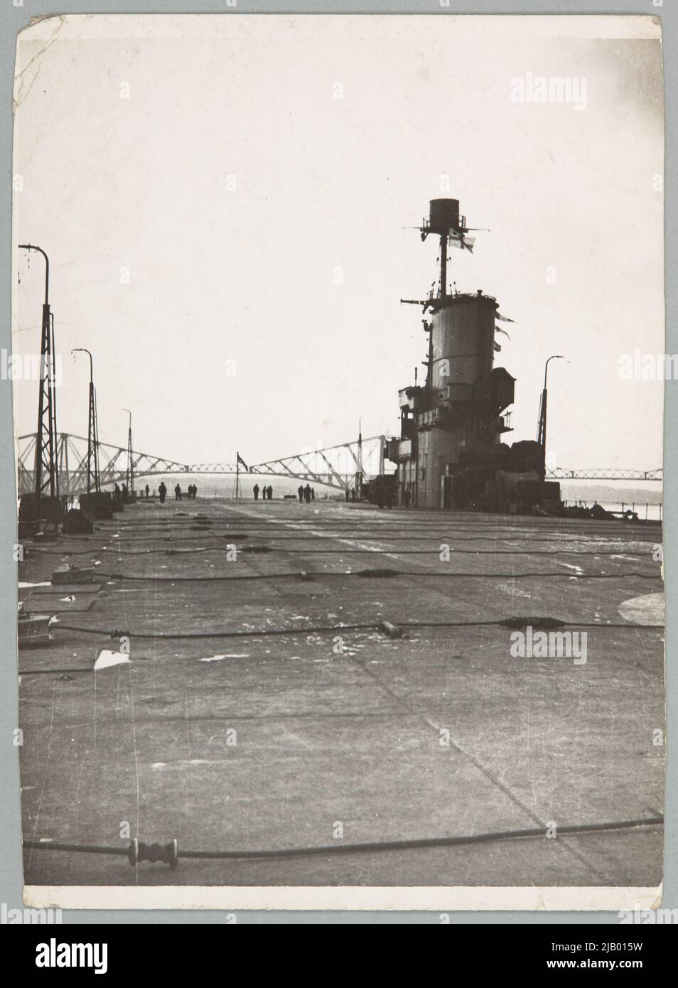 Ark Royal British Navy Schiff in der Hafenansicht vom Land unbekannt stationiert Stockfoto