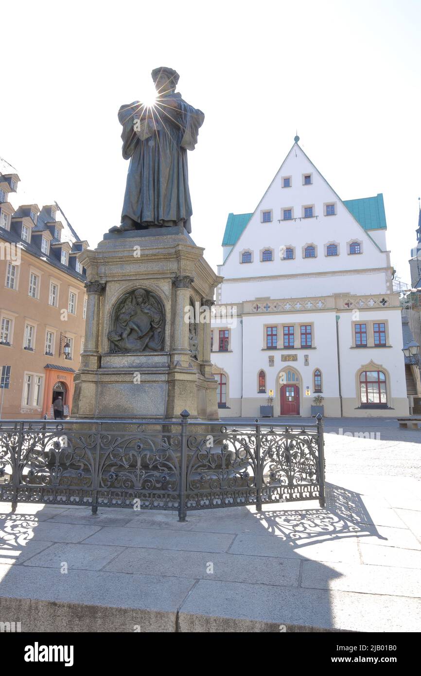 Lutherdenkmal vor dem Rathaus im Gegenlicht in der Lutherstadt Eisleben, Sachsen-Anhalt, Deutschland Stockfoto