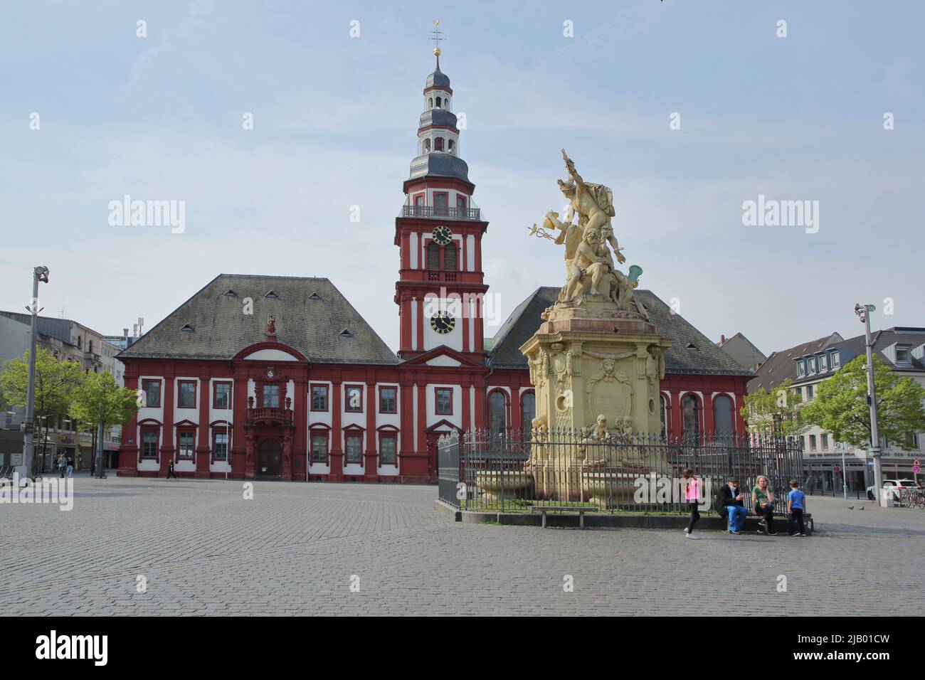 Marktplatz mit altem Rathaus, St. Sebastian Kirche und Marktbrunnen in Mannheim, Hessen, Deutschland Stockfoto