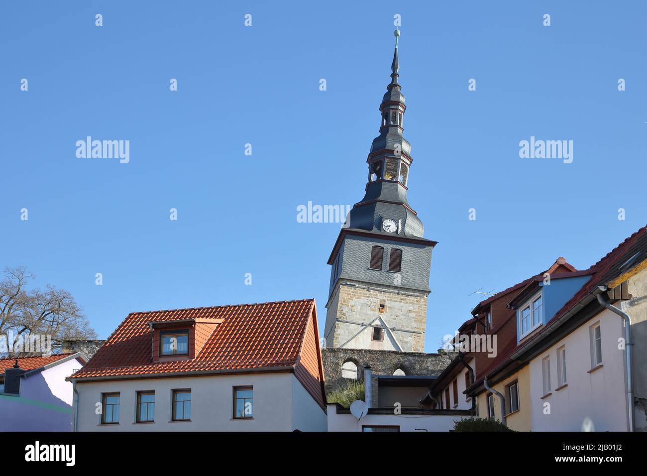 Schiefer Turm der Oberkirche in Bad Frankenhausen, Thüringen, Deutschland Stockfoto