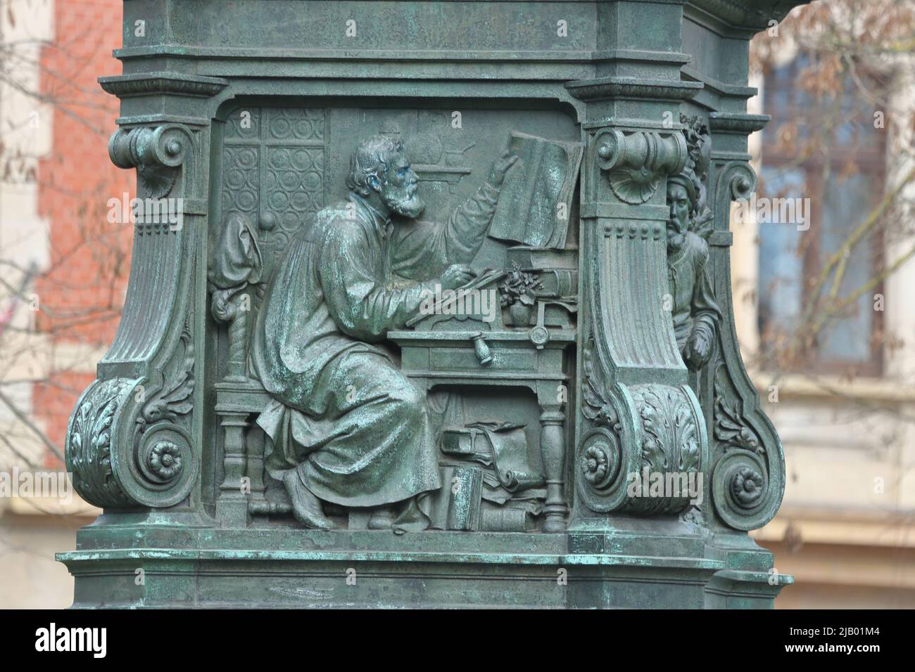 Relief Luthers Übersetzung der Bibel am Lutherdenkmal Eisenach Stockfoto