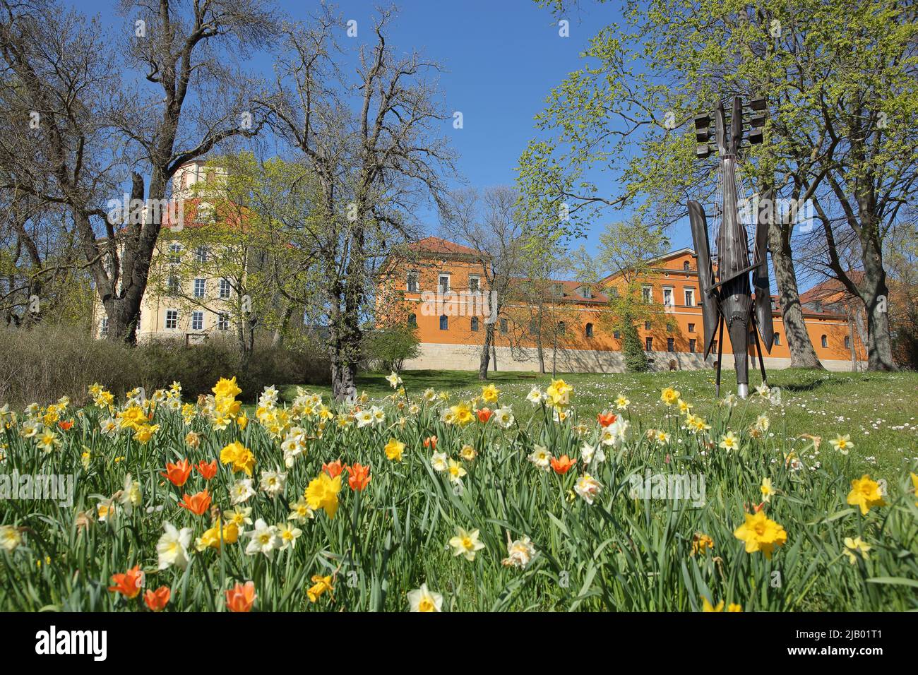 Schloss mit Musikskulptur im Frühjahr in Sondershausen, Thüringen, Deutschland Stockfoto